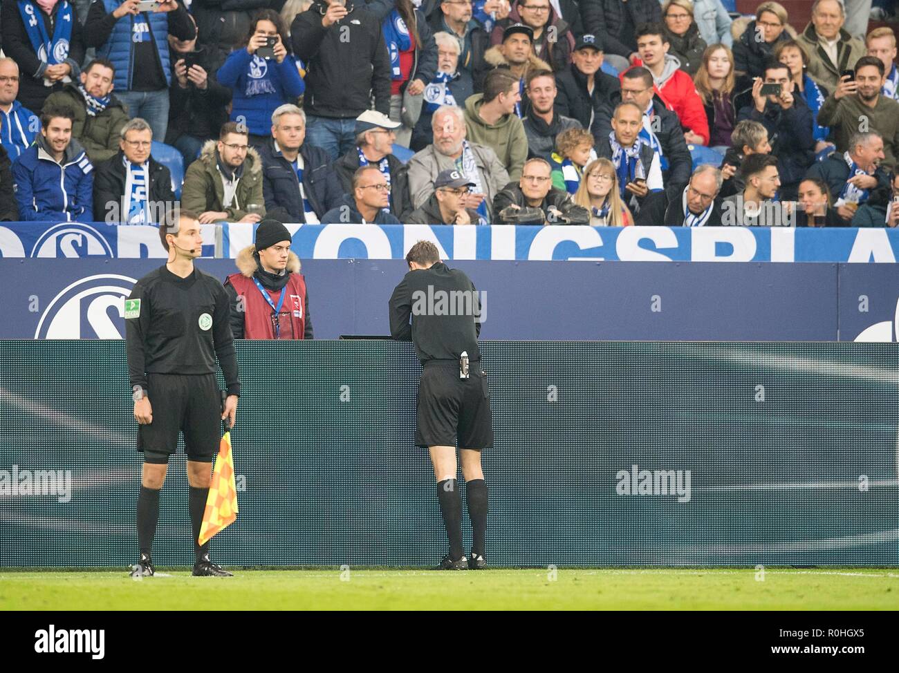 Schiedsrichter Markus Schmidt in Video Beweis, Fußball 1. Fussballbundesliga, 10. Spieltag, FC Schalke 04 (GE) - Hannover 96 (H), am 03.11.2018 in Gelsenkirchen. ##DFL-Bestimmungen verbieten die Verwendung von Fotografien als Bildsequenzen und/oder quasi-Video## | Verwendung weltweit Stockfoto