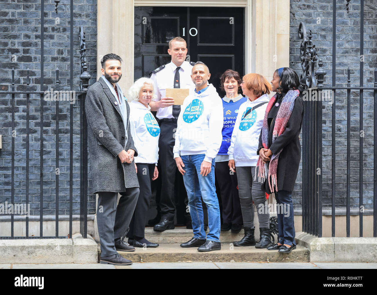 Westminster, London, UK, 5. Nov 2018. Die demonstranten Hand in ihre Petition Nr. 10 Downing Street in Westminster. "Die letzte Meile" eine Masse Lobby in Westminster durch Anti-Brexit Organisation der drei Millionen und anderen organisiert wird, und hob hervor, dass kein Abzug Abkommen noch in Bezug auf EU-Bürger in Großbritannien veröffentlicht wurde. Credit: Imageplotter Nachrichten und Sport/Alamy leben Nachrichten Stockfoto