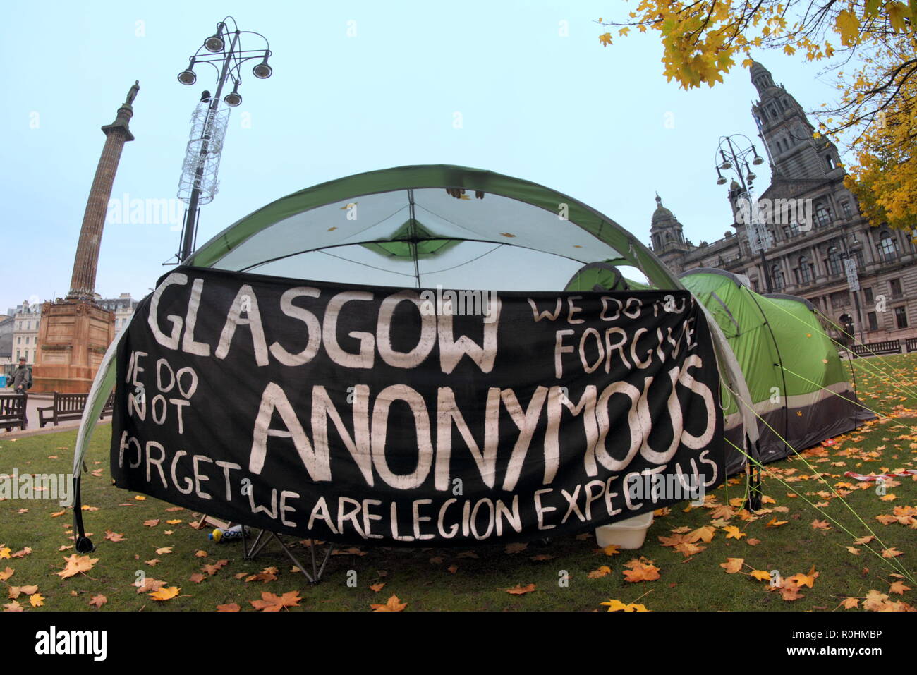 Glasgow, Schottland, Großbritannien, 5. November 2018. Wir sind anonyme Lager gegen Obdachlosigkeit auf dem George Square eine Suppenküche und Schlafsäcke verteilen den Unglücklichen in der Stadt. Hervorhebung der wachsendes Problem in die Stadt und das Land als Ganzes durch Shaming die gewählten Vertreter auf ihrer eigenen Tür Schritt der Stadt Kammern, wo Sie von den Büros der gewählten gesehen werden kann. Sie sind offen für Spenden für die Neuverteilung an die Armen von ihrem Lager. Gerard Fähre / Alamy news Credit: Gerard Fähre / alamy Leben Nachrichten Stockfoto