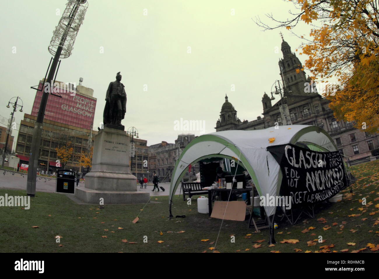 Glasgow, Schottland, Großbritannien, 5. November 2018. Wir sind anonyme Lager gegen Obdachlosigkeit auf dem George Square eine Suppenküche und Schlafsäcke verteilen den Unglücklichen in der Stadt. Hervorhebung der wachsendes Problem in die Stadt und das Land als Ganzes durch Shaming die gewählten Vertreter auf ihrer eigenen Tür Schritt der Stadt Kammern, wo Sie von den Büros der gewählten gesehen werden kann. Sie sind offen für Spenden für die Neuverteilung an die Armen von ihrem Lager. Gerard Fähre / Alamy news Credit: Gerard Fähre / alamy Leben Nachrichten Stockfoto