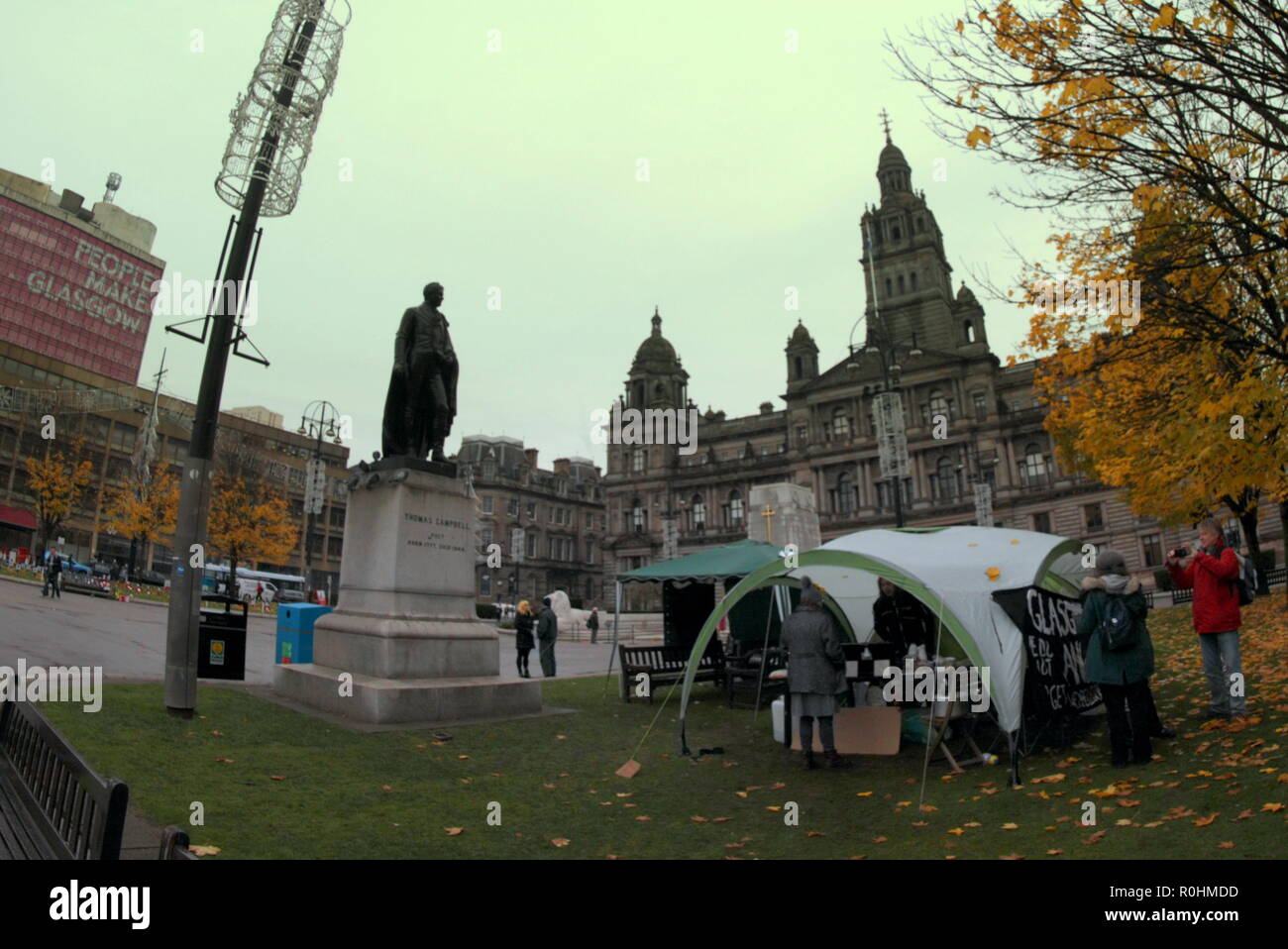 Glasgow, Schottland, Großbritannien, 5. November 2018. Wir sind anonyme Lager gegen Obdachlosigkeit auf dem George Square eine Suppenküche und Schlafsäcke verteilen den Unglücklichen in der Stadt. Hervorhebung der wachsendes Problem in die Stadt und das Land als Ganzes durch Shaming die gewählten Vertreter auf ihrer eigenen Tür Schritt der Stadt Kammern, wo Sie von den Büros der gewählten gesehen werden kann. Sie sind offen für Spenden für die Neuverteilung an die Armen von ihrem Lager. Gerard Fähre / Alamy news Credit: Gerard Fähre / alamy Leben Nachrichten Stockfoto