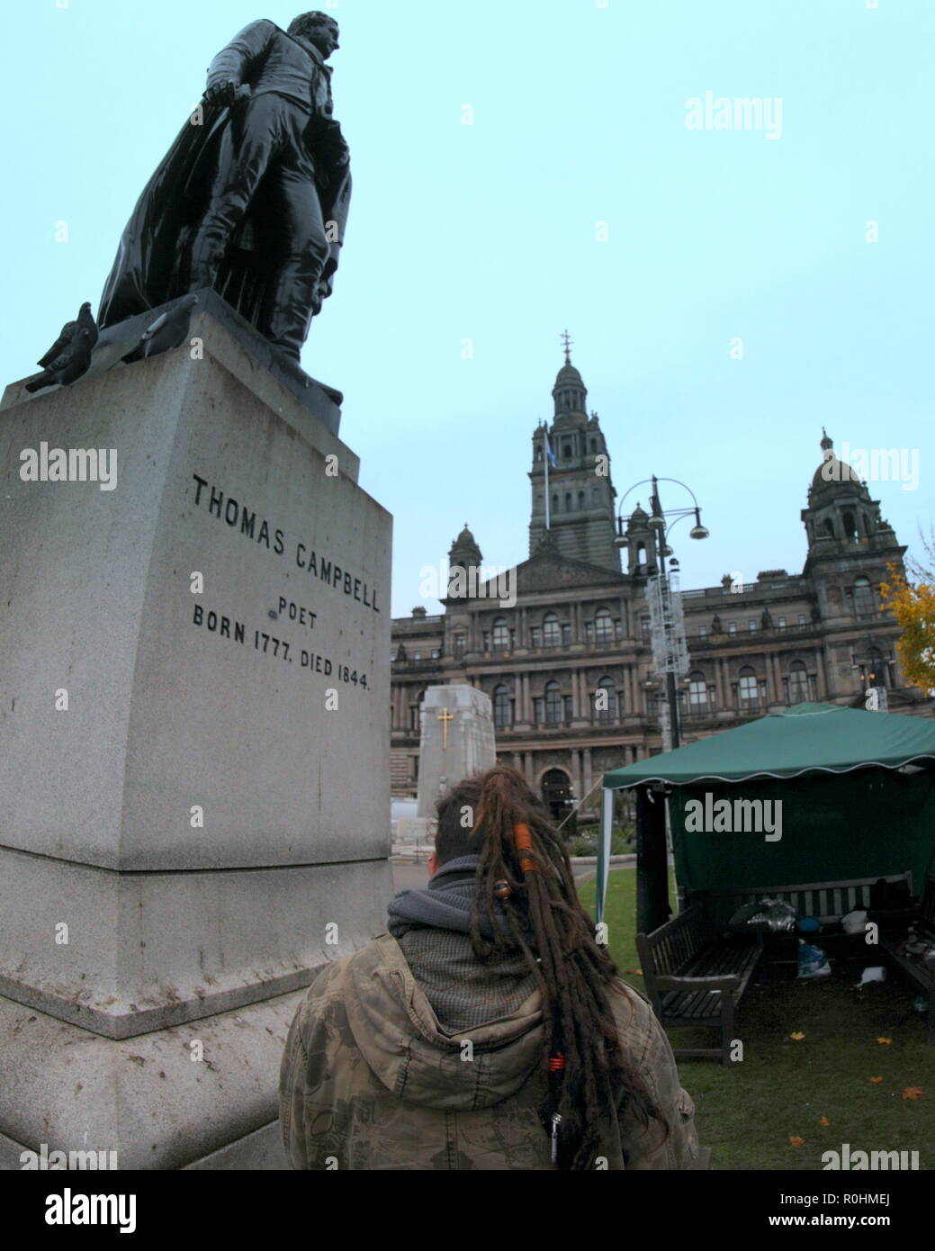Glasgow, Schottland, Großbritannien, 5. November 2018. Wir sind anonyme Lager gegen Obdachlosigkeit auf dem George Square eine Suppenküche und Schlafsäcke verteilen den Unglücklichen in der Stadt. Hervorhebung der wachsendes Problem in die Stadt und das Land als Ganzes durch Shaming die gewählten Vertreter auf ihrer eigenen Tür Schritt der Stadt Kammern, wo Sie von den Büros der gewählten gesehen werden kann. Sie sind offen für Spenden für die Neuverteilung an die Armen von ihrem Lager. Gerard Fähre / Alamy news Credit: Gerard Fähre / alamy Leben Nachrichten Stockfoto
