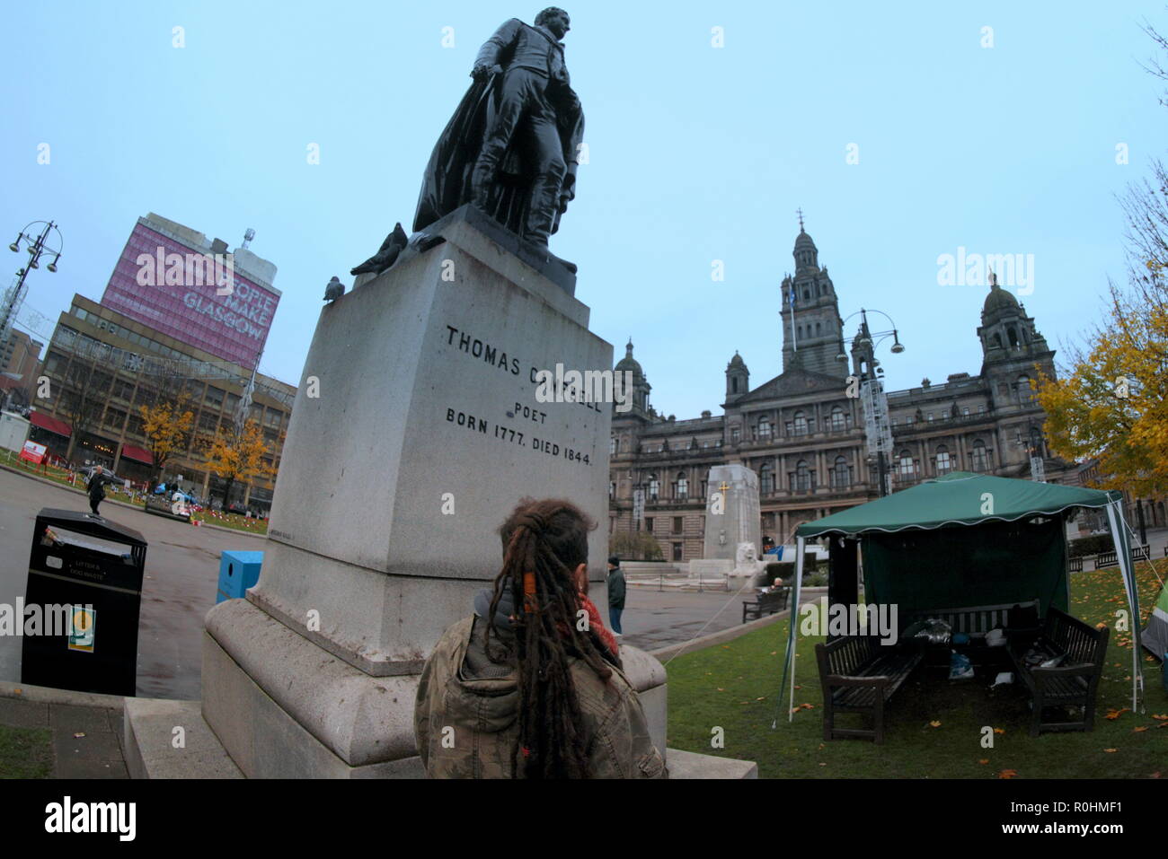 Glasgow, Schottland, Großbritannien, 5. November 2018. Wir sind anonyme Lager gegen Obdachlosigkeit auf dem George Square eine Suppenküche und Schlafsäcke verteilen den Unglücklichen in der Stadt. Hervorhebung der wachsendes Problem in die Stadt und das Land als Ganzes durch Shaming die gewählten Vertreter auf ihrer eigenen Tür Schritt der Stadt Kammern, wo Sie von den Büros der gewählten gesehen werden kann. Sie sind offen für Spenden für die Neuverteilung an die Armen von ihrem Lager. Gerard Fähre / Alamy news Credit: Gerard Fähre / alamy Leben Nachrichten Stockfoto