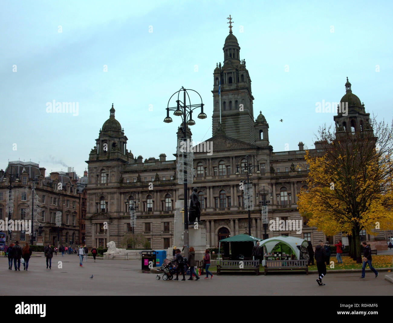 Glasgow, Schottland, Großbritannien, 5. November 2018. Wir sind anonyme Lager gegen Obdachlosigkeit auf dem George Square eine Suppenküche und Schlafsäcke verteilen den Unglücklichen in der Stadt. Hervorhebung der wachsendes Problem in die Stadt und das Land als Ganzes durch Shaming die gewählten Vertreter auf ihrer eigenen Tür Schritt der Stadt Kammern, wo Sie von den Büros der gewählten gesehen werden kann. Sie sind offen für Spenden für die Neuverteilung an die Armen von ihrem Lager. Gerard Fähre / Alamy news Credit: Gerard Fähre / alamy Leben Nachrichten Stockfoto