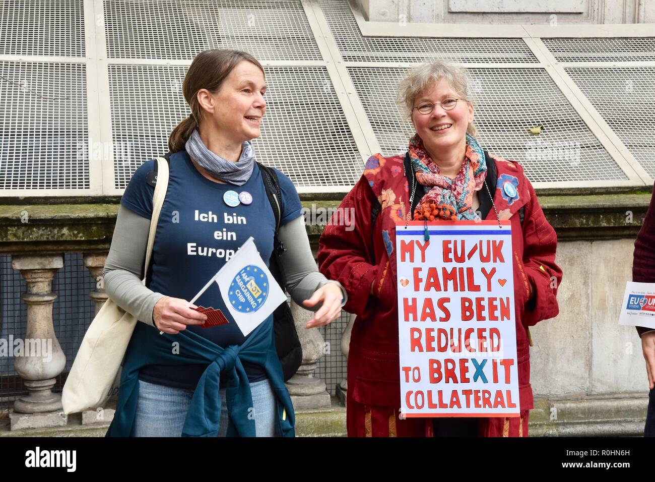 London, Großbritannien. 5. Nov 2018. Die letzte Meile, Demonstranten bilden eine Menschenkette vom Parlament Platz zu 10 Downing Street Kampagne für das Recht, im Vereinigten Königreich zu bleiben, nachdem Brexit, London.UK Credit: michael Melia/Alamy leben Nachrichten Stockfoto