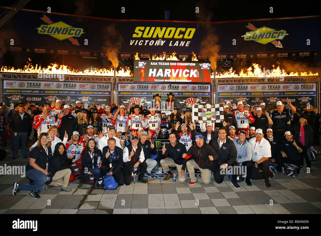 Ft. Worth, Texas, USA. 5 Nov, 2018. Kevin Harvick (4) gewinnt den AAA Texas 500 an der Texas Motor Speedway in Ft. Worth, Texas. Quelle: Chris Owens Asp Inc/ASP/ZUMA Draht/Alamy leben Nachrichten Stockfoto