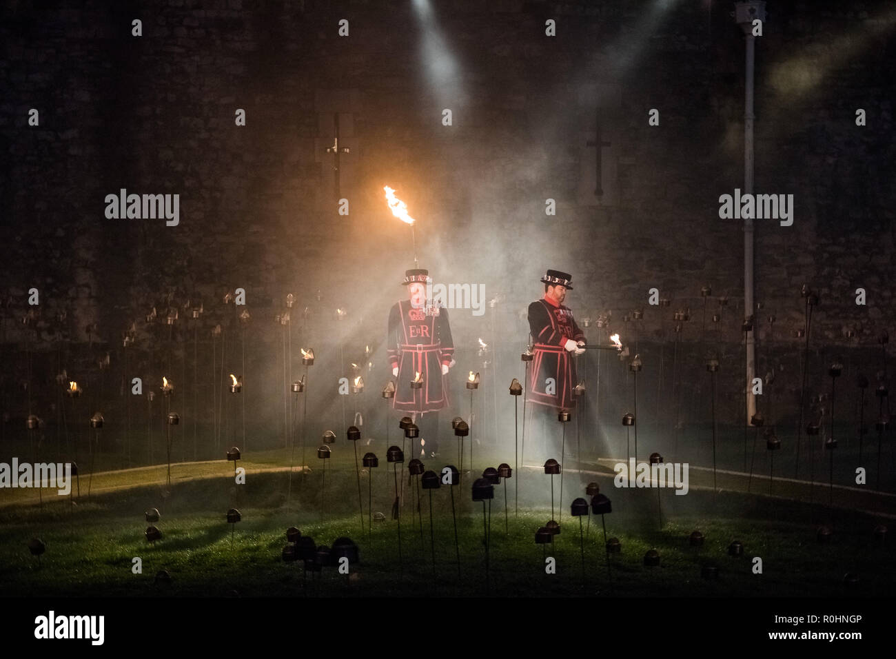 London, Großbritannien. 4. Nov 2018. Über die Vertiefung der Schatten: Tower von London Licht und Ton display Kennzeichnung der Hundertjahrfeier der zum Ende des Ersten Weltkrieges. Credit: Guy Corbishley/Alamy leben Nachrichten Stockfoto