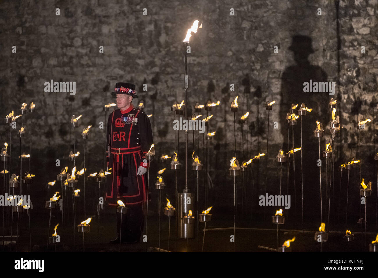 London, Großbritannien. 4. Nov 2018. Über die Vertiefung der Schatten: Tower von London Licht und Ton display Kennzeichnung der Hundertjahrfeier der zum Ende des Ersten Weltkrieges. Credit: Guy Corbishley/Alamy leben Nachrichten Stockfoto