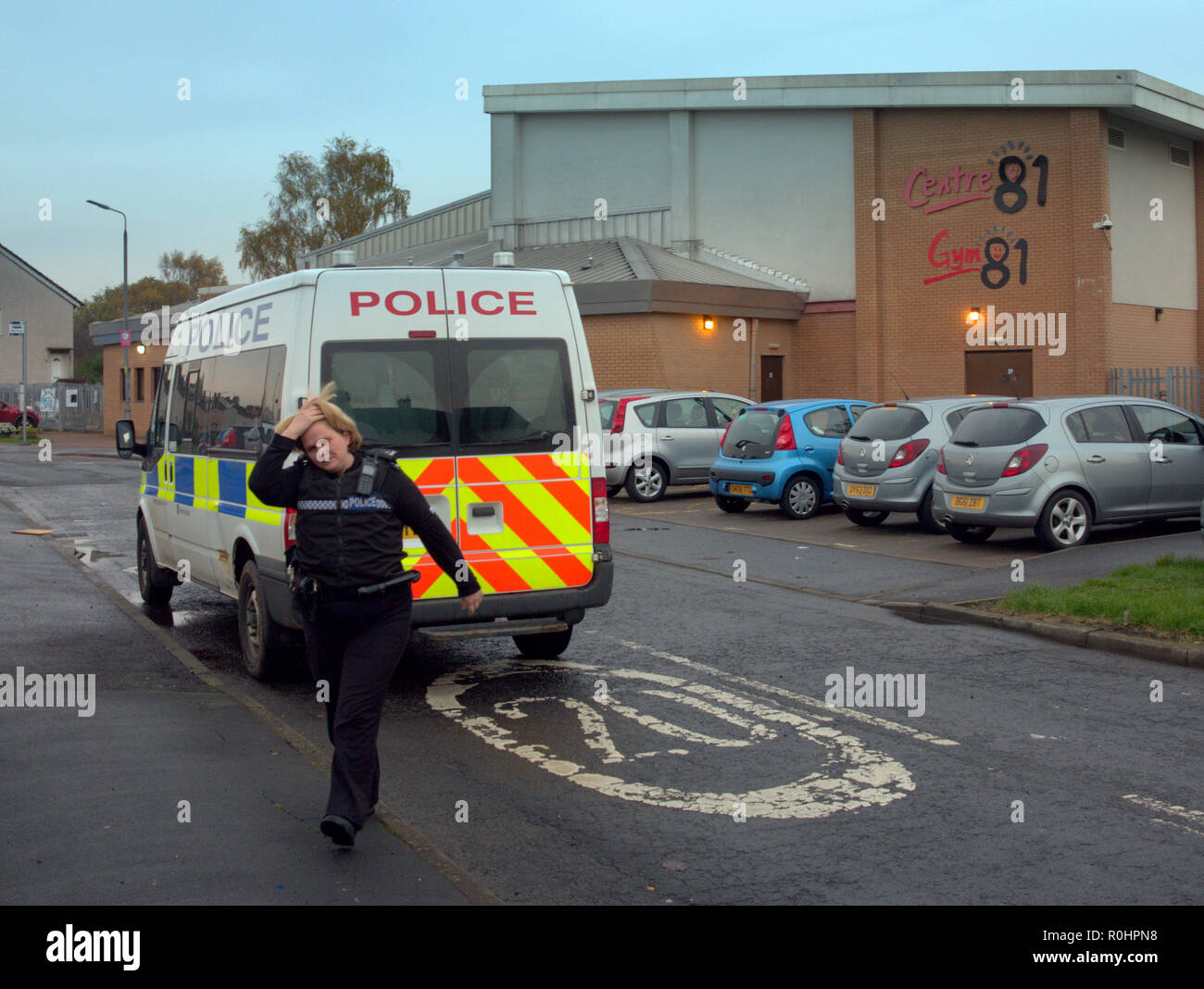 Glasgow, Schottland, Großbritannien, 5. November 2018. Braes Avenue in Clydebank sah eine polizeiliche Untersuchung nach einem Körper in der Nähe der Freizeitanlage gefunden wurde. Ein Bereich yp hinter dem Neben dem Radweg auf der Forth-and-Clyde-Kanal hatte die Bereinigung von der Polizei geräumt und war für eine Weile, wie Einheimischen aufgenommen wurden befragt, um Informationen. Gerard Fähre / Alamy news Credit: Gerard Fähre / alamy Leben Nachrichten Stockfoto
