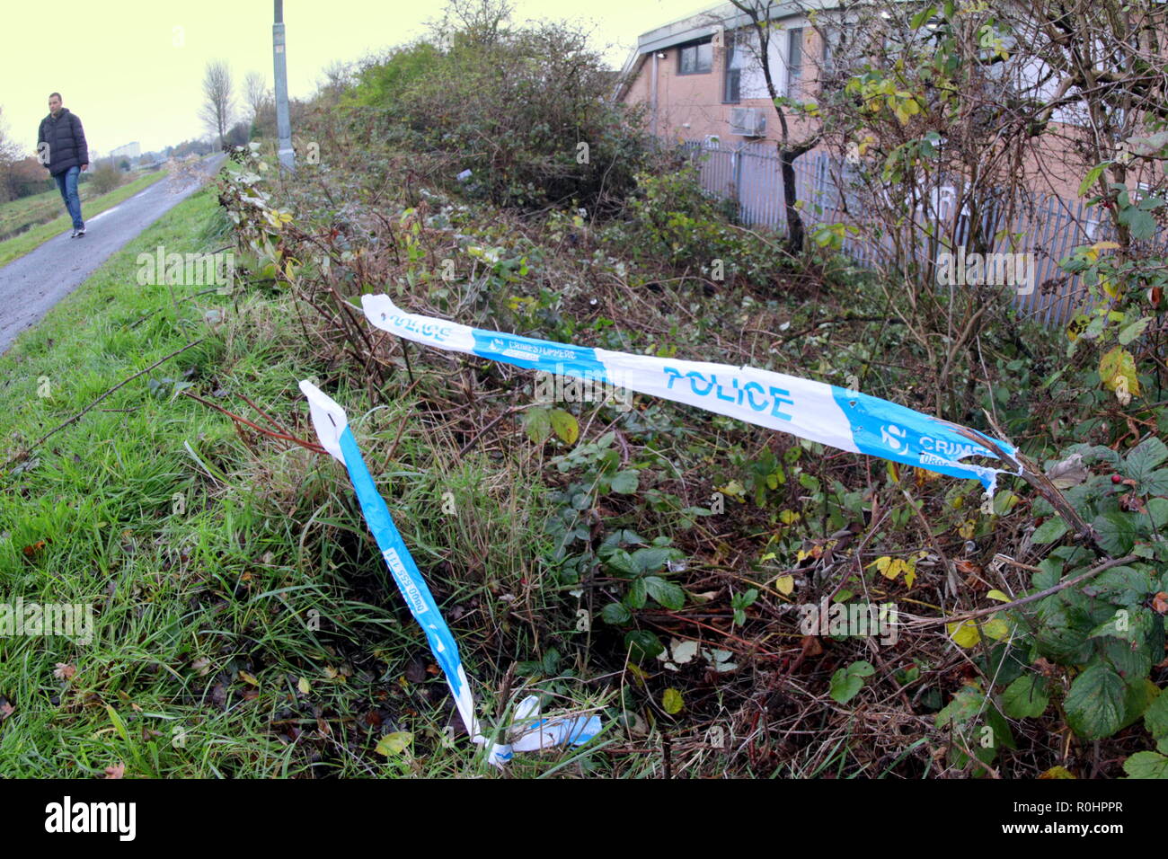 Glasgow, Schottland, Großbritannien, 5. November 2018. Braes Avenue in Clydebank sah eine polizeiliche Untersuchung nach einem Körper in der Nähe der Freizeitanlage gefunden wurde. Ein Bereich yp hinter dem Neben dem Radweg auf der Forth-and-Clyde-Kanal hatte die Bereinigung von der Polizei geräumt und war für eine Weile, wie Einheimischen aufgenommen wurden befragt, um Informationen. Gerard Fähre / Alamy news Credit: Gerard Fähre / alamy Leben Nachrichten Stockfoto