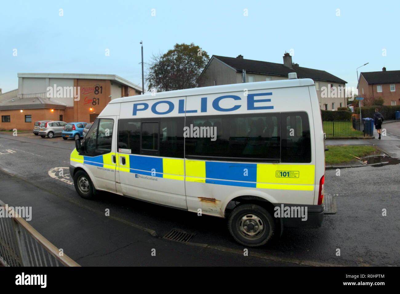 Glasgow, Schottland, Großbritannien, 5. November 2018. Braes Avenue in Clydebank sah eine polizeiliche Untersuchung nach einem Körper in der Nähe der Freizeitanlage gefunden wurde. Ein Bereich yp hinter dem Neben dem Radweg auf der Forth-and-Clyde-Kanal hatte die Bereinigung von der Polizei geräumt und war für eine Weile, wie Einheimischen aufgenommen wurden befragt, um Informationen. Gerard Fähre / Alamy news Credit: Gerard Fähre / alamy Leben Nachrichten Stockfoto