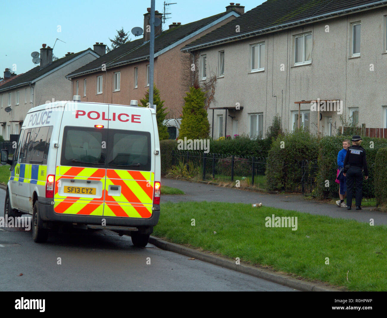 Glasgow, Schottland, Großbritannien, 5. November 2018. Braes Avenue in Clydebank sah eine polizeiliche Untersuchung nach einem Körper in der Nähe der Freizeitanlage gefunden wurde. Ein Bereich yp hinter dem Neben dem Radweg auf der Forth-and-Clyde-Kanal hatte die Bereinigung von der Polizei geräumt und war für eine Weile, wie Einheimischen aufgenommen wurden befragt, um Informationen. Gerard Fähre / Alamy news Credit: Gerard Fähre / alamy Leben Nachrichten Stockfoto