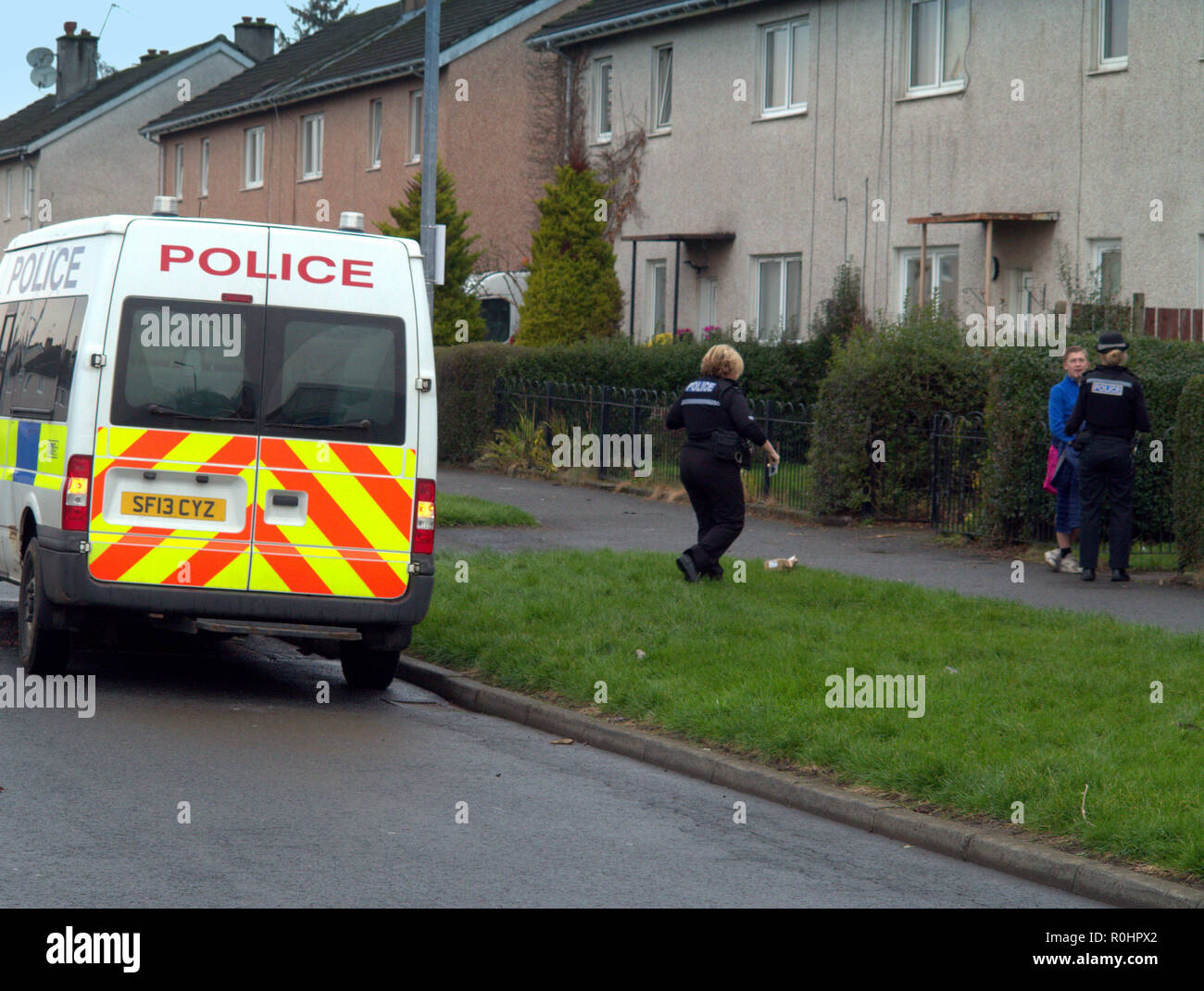 Glasgow, Schottland, Großbritannien, 5. November 2018. Braes Avenue in Clydebank sah eine polizeiliche Untersuchung nach einem Körper in der Nähe der Freizeitanlage gefunden wurde. Ein Bereich yp hinter dem Neben dem Radweg auf der Forth-and-Clyde-Kanal hatte die Bereinigung von der Polizei geräumt und war für eine Weile, wie Einheimischen aufgenommen wurden befragt, um Informationen. Gerard Fähre / Alamy news Credit: Gerard Fähre / alamy Leben Nachrichten Stockfoto