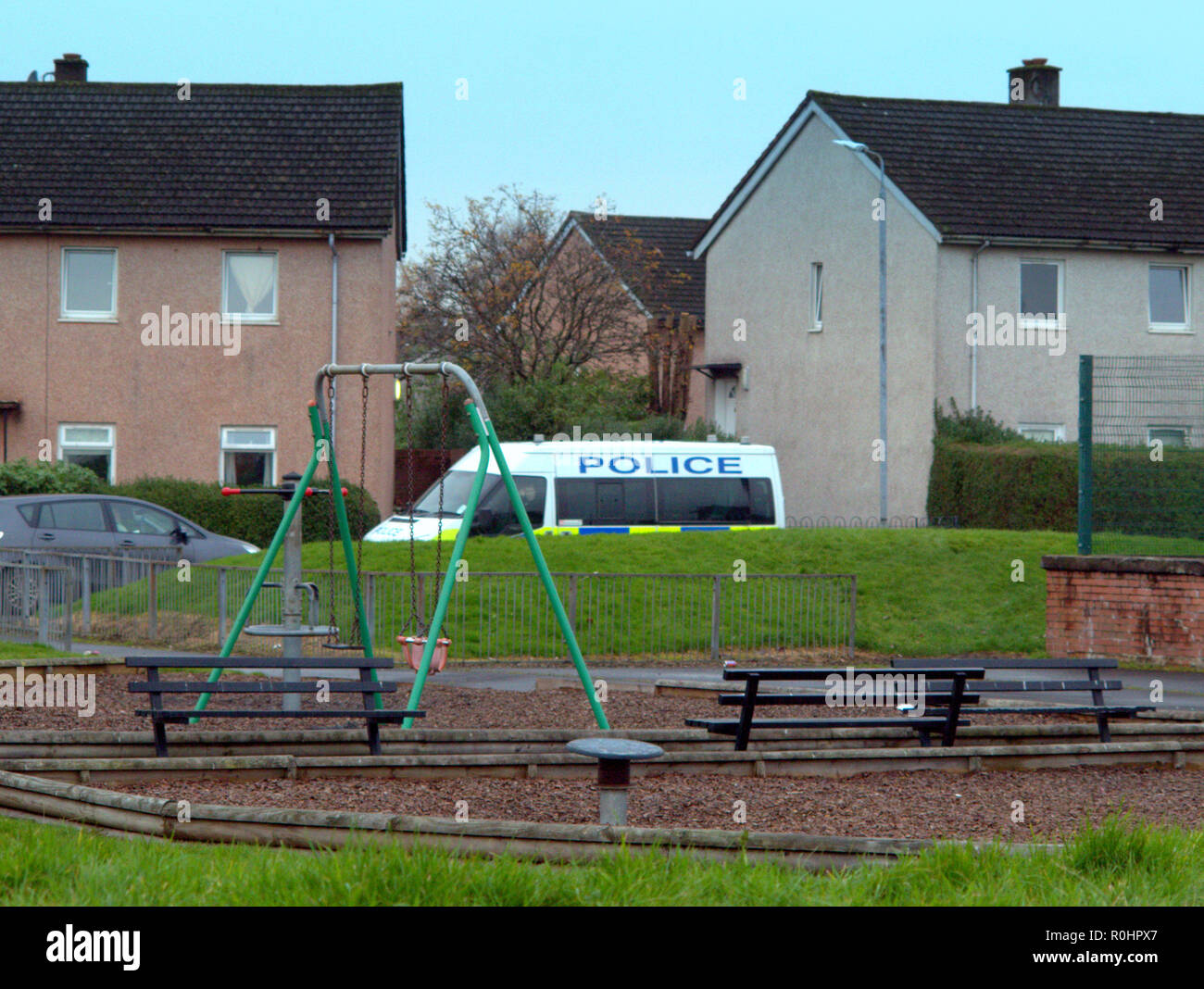 Glasgow, Schottland, Großbritannien, 5. November 2018. Braes Avenue in Clydebank sah eine polizeiliche Untersuchung nach einem Körper in der Nähe der Freizeitanlage gefunden wurde. Ein Bereich yp hinter dem Neben dem Radweg auf der Forth-and-Clyde-Kanal hatte die Bereinigung von der Polizei geräumt und war für eine Weile, wie Einheimischen aufgenommen wurden befragt, um Informationen. Gerard Fähre / Alamy news Credit: Gerard Fähre / alamy Leben Nachrichten Stockfoto