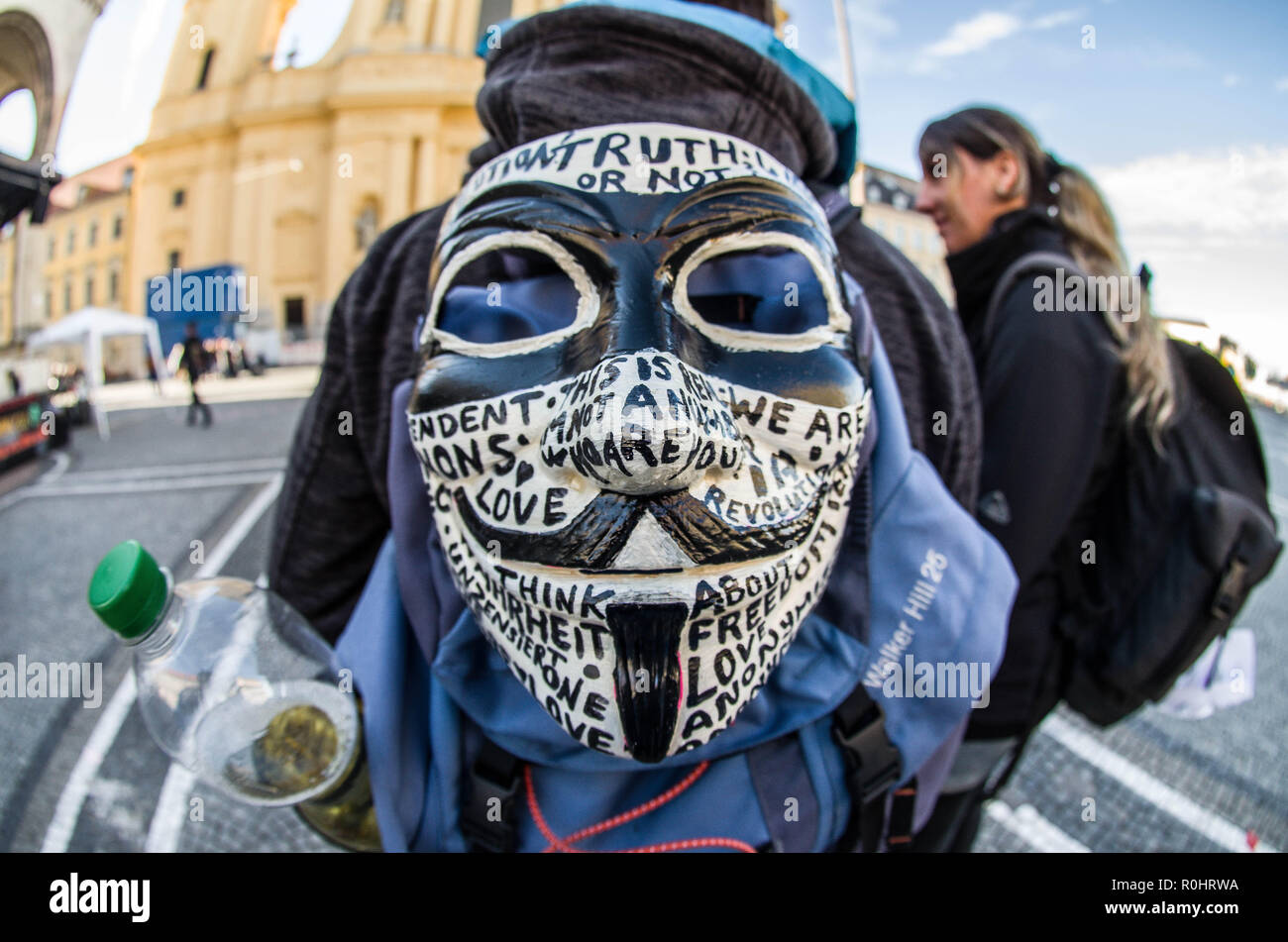 München, Bayern, Deutschland. 5 Nov, 2018. Ein Teilnehmer der Anonymen Millionen Maske März in München, Deutschland trägt eine individuelle Guy Fawkes Maske auf ihren Rucksack. Organisiert von der unabhängigen Anons Gruppe von München, eine Million Maske März MMM 2018 fand in München, Deutschland. Anonym in Deutschland stattfindet, hat eine umstrittene Geschichte, mit vielen der Gruppen mit der Weit- und extrem rechten Spektrum zugeordnet. Credit: ZUMA Press, Inc./Alamy leben Nachrichten Stockfoto