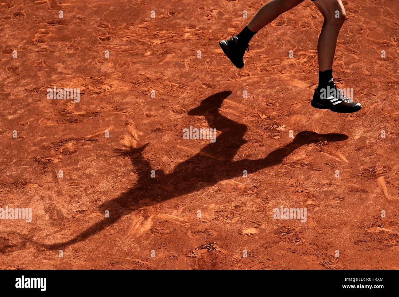 Mutua Madrid Open 2018 von Tennis. (Foto: Jose Cuesta/261/Cordon drücken). Übereinstimmung zwischen Rafa Nadal (ESP) und Dominic Thiem (AUT). ULTIMA HORA: Rafael Nadal se esta sometiendo en Estos momentos a la operacion de artroscopia Parte medico: el paciente Rafael Nadal Parera preenta Libre cuerpo Intra tobillo articulr en El Derecho. Se le artroscopia practicara una para su extraccion y Poder empezar La temporada que viene en Planas condiciones. Neueste Nachrichten: Rafael Nadal ist derzeit in der arthroskopie Chirurgie durch Vorlage eines intra Gelenkknorpel freien Körper auf seinem rechten Knöchel. Er Stockfoto