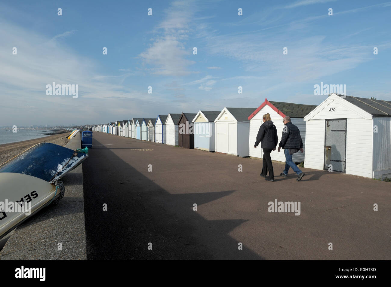 Southend-on-Sea, Essex. 5. Nov 2018. UK Wetter: Spaziergang am Meer entlang in Southend on Sea Essex als ungewöhnlich warmen Temperaturen um 16 c im Vereinigten Königreich getroffen. 5. November 2018 Credit: MARTIN DALTON/Alamy leben Nachrichten Stockfoto
