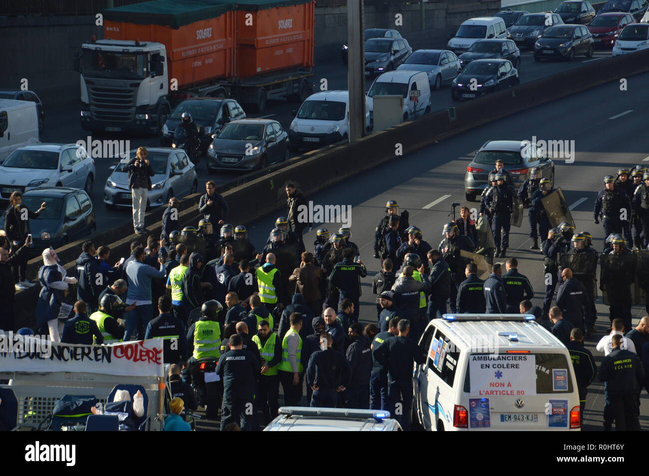 Paris, Frankreich. 5. Nov 2018. Die Bereitschaftspolizei v Sanitäter. Sanitäter Protest gegen die Artikel 80 und eine blocade mit ihren Krankenwagen auf die peripheren ring Straßen von Paris organisieren Ihre schlechten Arbeitsbedingungen zu denunzieren. 5. November 2018. ALPHACIT NEWIM/Alamy Live News Credit: Alphacit NEWIM/Alamy leben Nachrichten Stockfoto