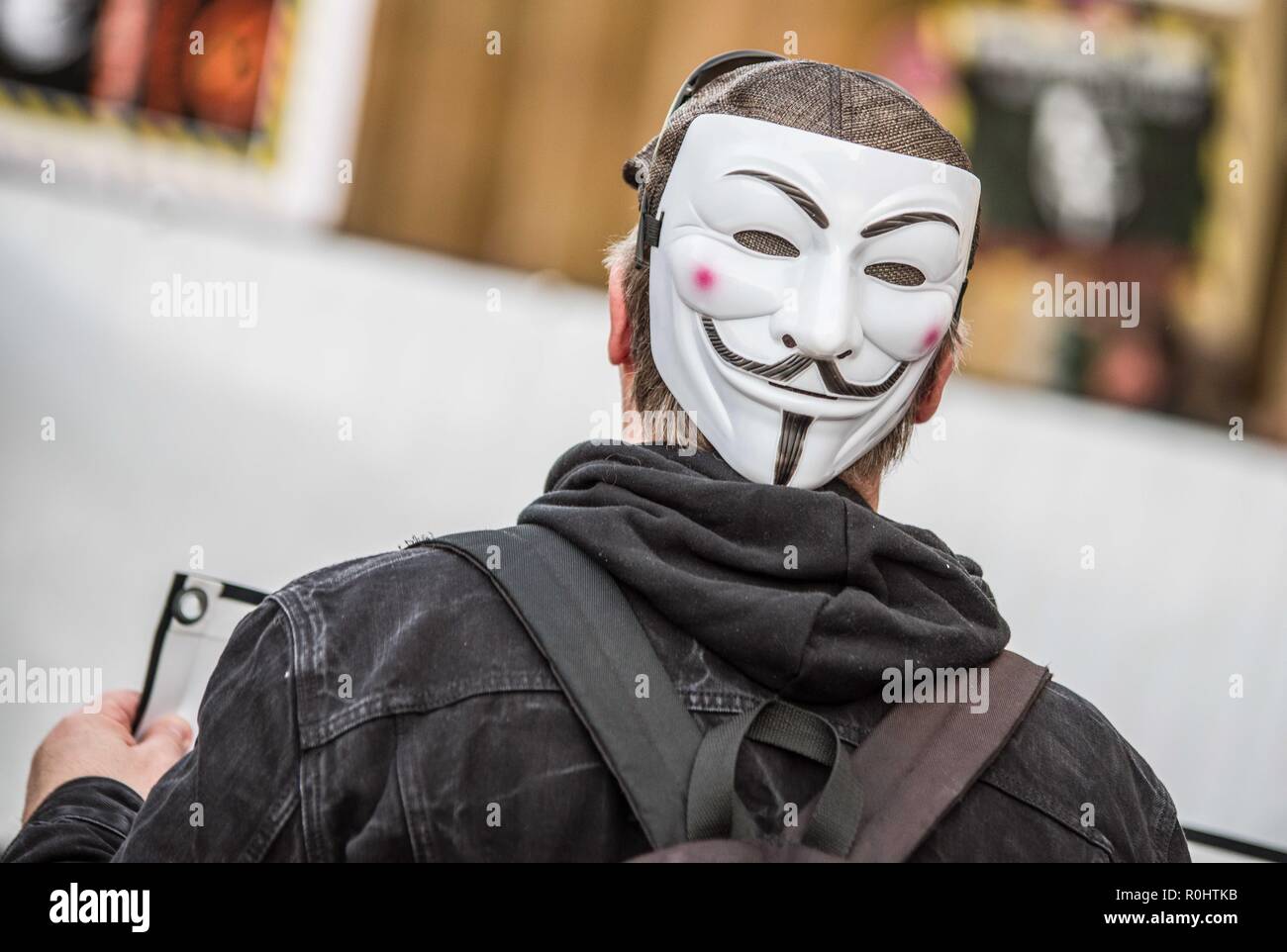 München, Bayern, Deutschland. 5 Nov, 2018. Ein Teilnehmer an der Münchner anonymen Millionen Maske März trägt eine Guy Fawkes Maske. Organisiert von der unabhängigen Anons Gruppe von München, eine Million Maske März MMM 2018 fand in München statt. Es waren rund 50 Teilnehmer maximal. Anonym in Deutschland hat eine umstrittene Geschichte, mit vielen der Gruppen mit der Weit- und extrem rechten Spektrum zugeordnet. Credit: ZUMA Press, Inc./Alamy leben Nachrichten Stockfoto