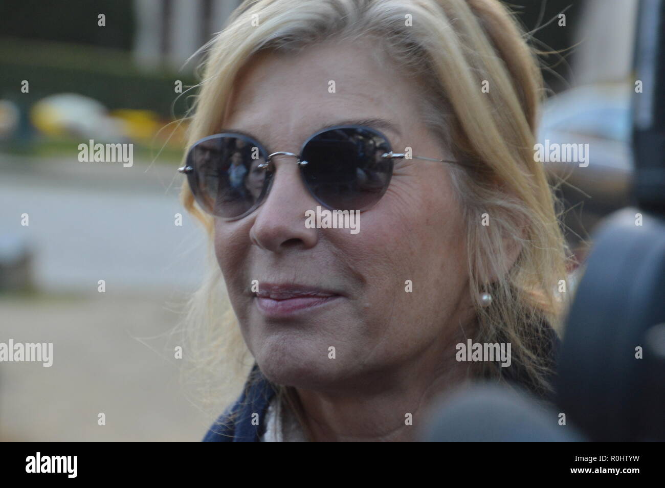 Paris, Frankreich. 5. Nov 2018. (Michele Laroque französische Schauspielerin und Humorist). Französische Persönlichkeiten nehmen an der Zeremonie für den Tod von Philippe GILDAS, französische TV-Animator. Das Krematorium des Friedhofs der Pere Lachaise, Paris, Frankreich. 5. November 2018. 13 Uhr 30. ALPHACIT NEWIM/Alamy leben Nachrichten Stockfoto