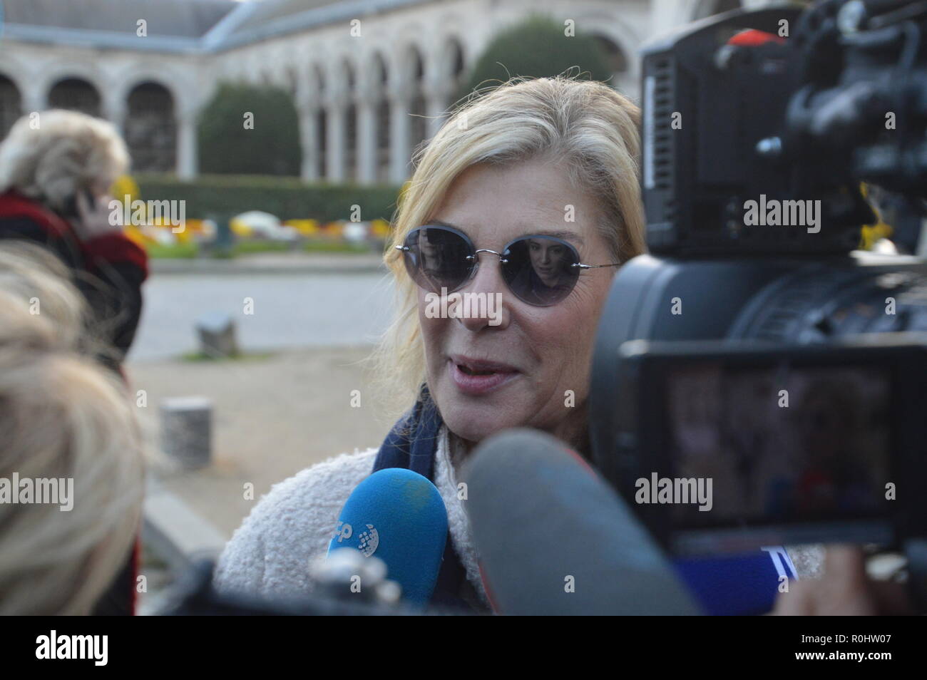Paris, Frankreich. 5. Nov 2018. (Michele Laroque französische Schauspielerin und Humorist). Französische Persönlichkeiten nehmen an der Zeremonie für den Tod von Philippe GILDAS, französische TV-Animator. Das Krematorium des Friedhofs der Pere Lachaise, Paris, Frankreich. 5. November 2018. 13 Uhr 30. ALPHACIT NEWIM/Alamy leben Nachrichten Stockfoto