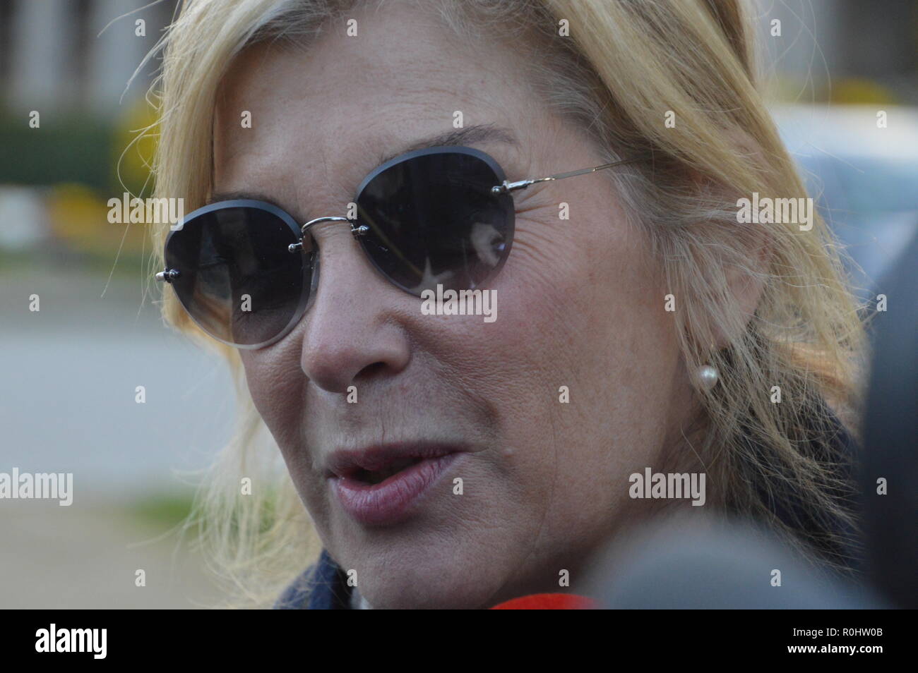 Paris, Frankreich. 5. Nov 2018. (Michele Laroque französische Schauspielerin und Humorist). Französische Persönlichkeiten nehmen an der Zeremonie für den Tod von Philippe GILDAS, französische TV-Animator. Das Krematorium des Friedhofs der Pere Lachaise, Paris, Frankreich. 5. November 2018. 13 Uhr 30. ALPHACIT NEWIM/Alamy leben Nachrichten Stockfoto