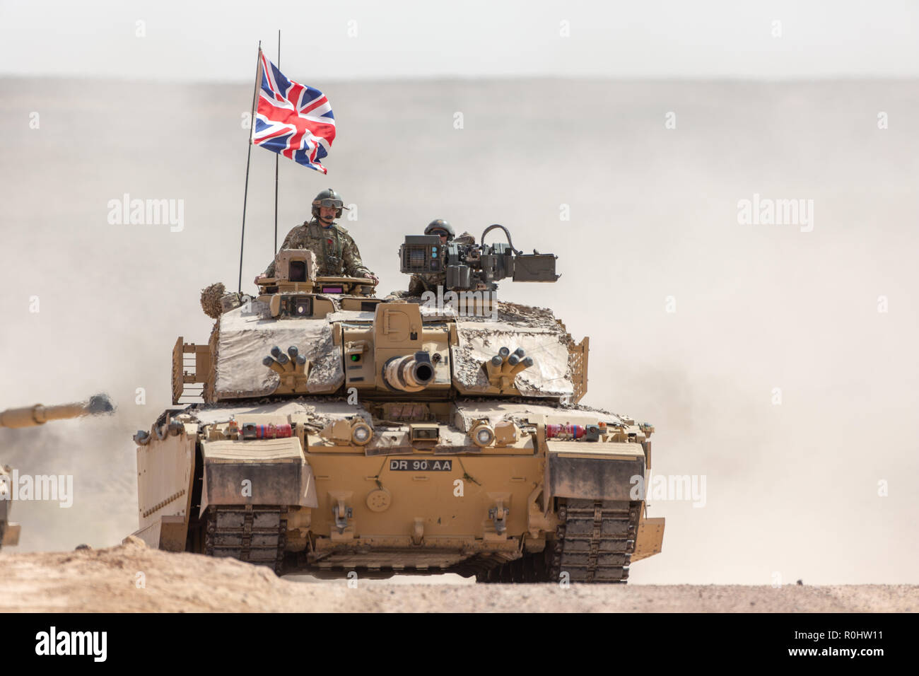 Unter einem Embargo bis zu 0001 Stunden Montag 5. NOVEMBER Mahoot, Oman. 3. November 2018. Britische Verteidigungsminister, Gavin Williamson (unter Flagge) Fahrten in einem Britischen Armee Challenger tank. Credit: Verteidigung Fotografie/Alamy leben Nachrichten Stockfoto