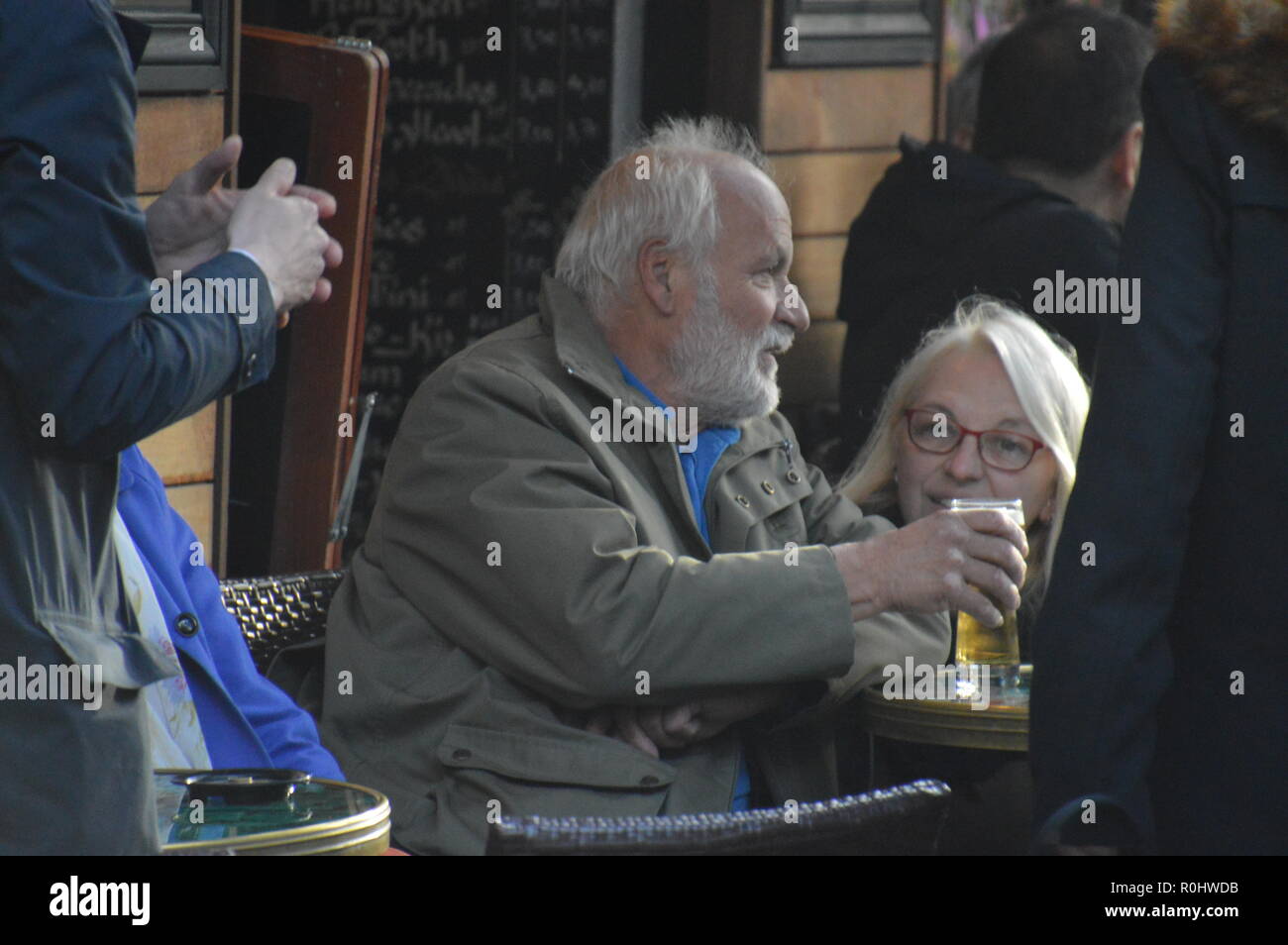 Paris, Frankreich. 5. Nov 2018. Jérôme Bonaldi, französische TV-Animator, unter den Berühmtheiten, die die Zeremonie für den Tod von Philippe GILDAS teilnehmen, französische TV-Animator. Das Krematorium des Friedhofs der Pere Lachaise, Paris, Frankreich. 5. November 2018. 13 Uhr 30. ALPHACIT NEWIM/Alamy Live News Credit: Alphacit NEWIM/Alamy leben Nachrichten Stockfoto