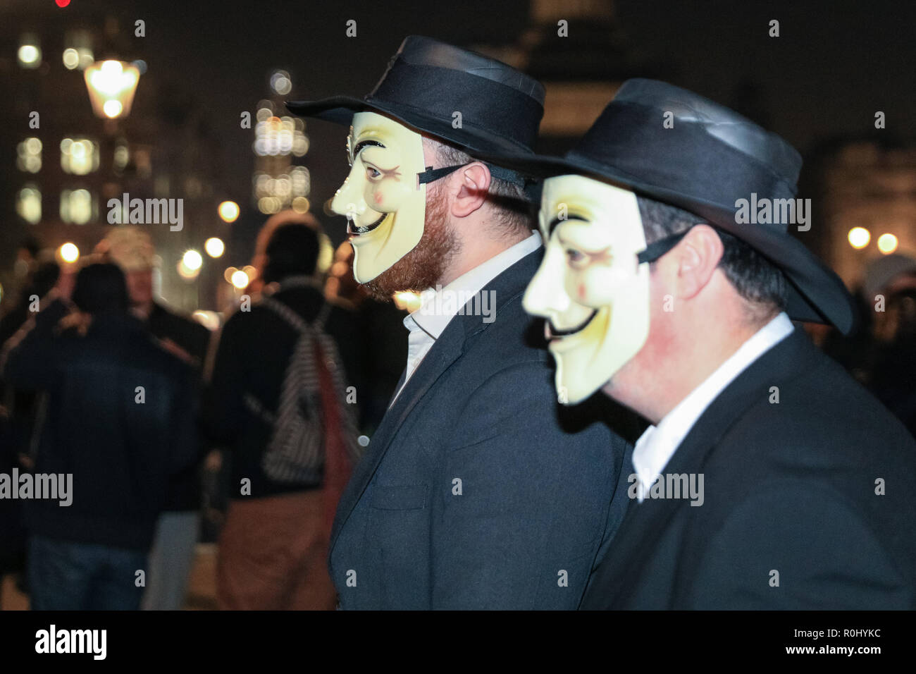 Westsminster, London, UK, 5. Nov 2018. Demonstranten, viele mit ihren 'V oder Vendetta' Guy Fawkes Masken, versammeln sich in den Trafalgar Square und später März zur Downing Street und durch Westminster. Die Million Masken März ist mit der hacktivist Gruppe Anonyme verknüpft und organisiert jedes Jahr am Guy Fawkes Day. Aktivisten Ziel ändern, die auf der unterschiedlichen politischen und sozialen Ursachen zu erreichen. Credit: Imageplotter Nachrichten und Sport/Alamy leben Nachrichten Stockfoto