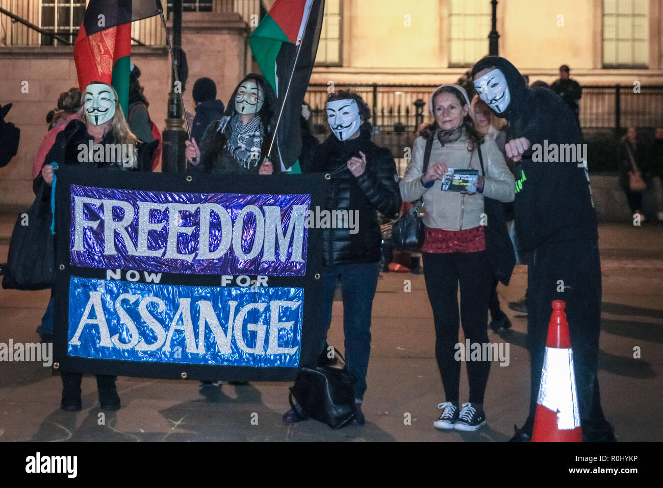 Westsminster, London, UK, 5. Nov 2018. Demonstranten, viele mit ihren 'V oder Vendetta' Guy Fawkes Masken, versammeln sich in den Trafalgar Square und später März zur Downing Street und durch Westminster. Die Million Masken März ist mit der hacktivist Gruppe Anonyme verknüpft und organisiert jedes Jahr am Guy Fawkes Day. Aktivisten Ziel ändern, die auf der unterschiedlichen politischen und sozialen Ursachen zu erreichen. Credit: Imageplotter Nachrichten und Sport/Alamy leben Nachrichten Stockfoto