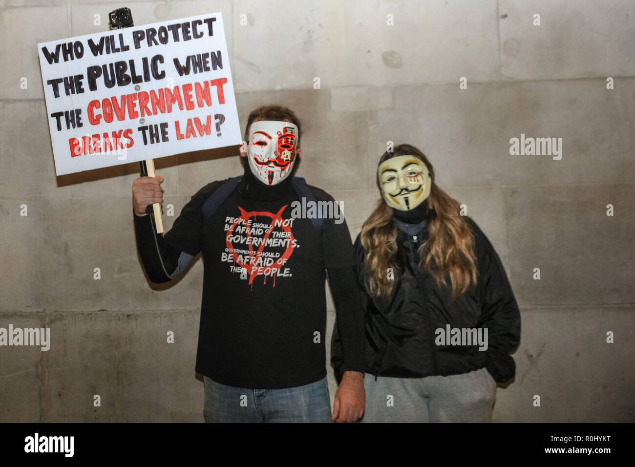 Westsminster, London, UK, 5. Nov 2018. Demonstranten, viele mit ihren 'V oder Vendetta' Guy Fawkes Masken, versammeln sich in den Trafalgar Square und später März zur Downing Street und durch Westminster. Die Million Masken März ist mit der hacktivist Gruppe Anonyme verknüpft und organisiert jedes Jahr am Guy Fawkes Day. Aktivisten Ziel ändern, die auf der unterschiedlichen politischen und sozialen Ursachen zu erreichen. Credit: Imageplotter Nachrichten und Sport/Alamy leben Nachrichten Stockfoto