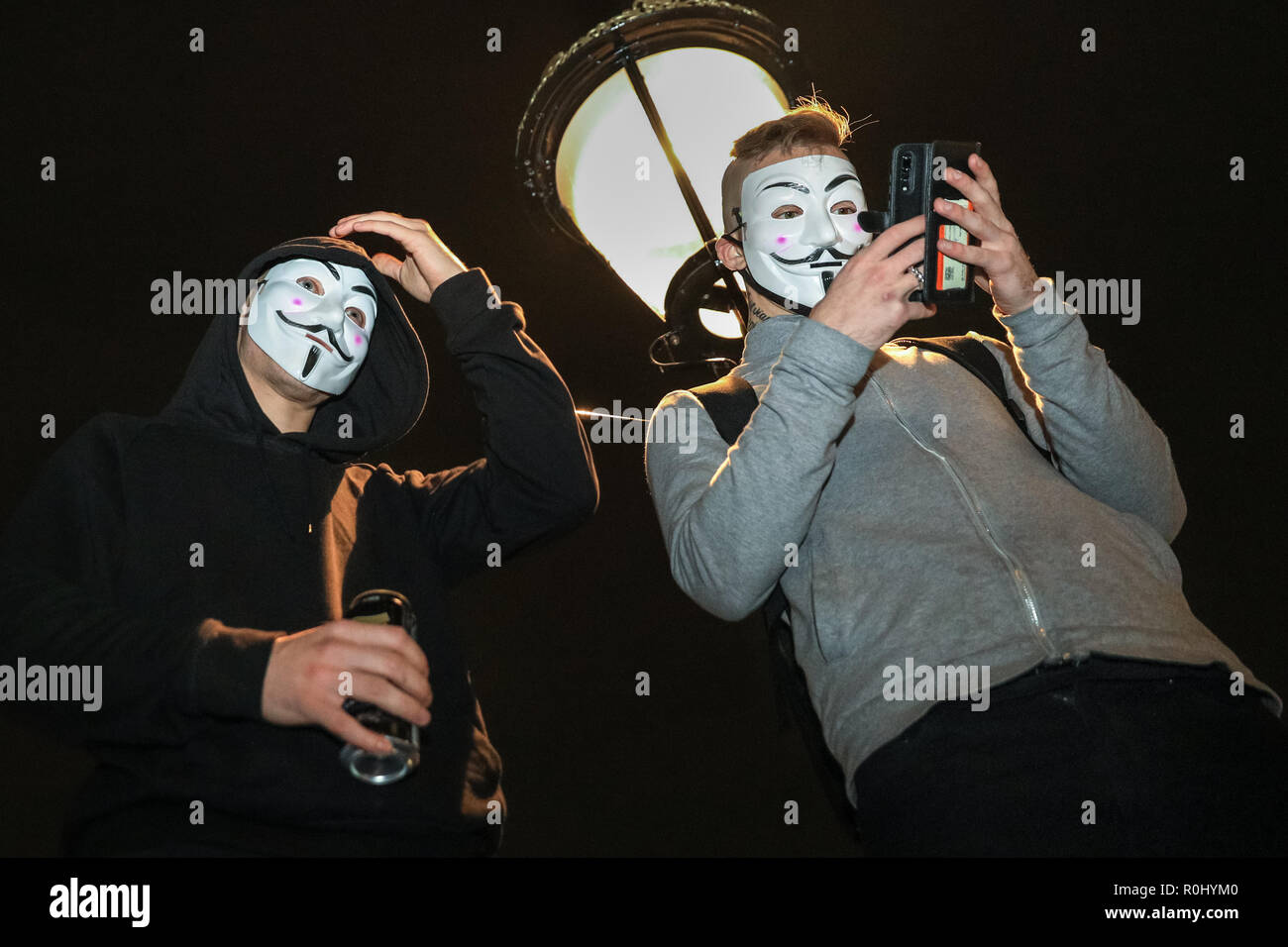 Westminster, London, UK, 5. Nov 2018. Demonstranten, viele mit ihren 'V oder Vendetta' Guy Fawkes Masken, versammeln sich in den Trafalgar Square und später März zur Downing Street und durch Westminster. Die Million Masken März ist mit der hacktivist Gruppe Anonyme verknüpft und organisiert jedes Jahr am Guy Fawkes Day. Aktivisten Ziel ändern, die auf der unterschiedlichen politischen und sozialen Ursachen zu erreichen. Credit: Imageplotter Nachrichten und Sport/Alamy leben Nachrichten Stockfoto