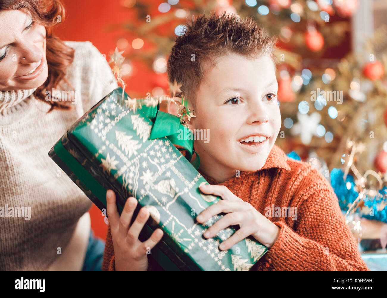 Weihnachten, Happy Family, Sohn und Mutter, Geschenke auspacken  Stockfotografie - Alamy