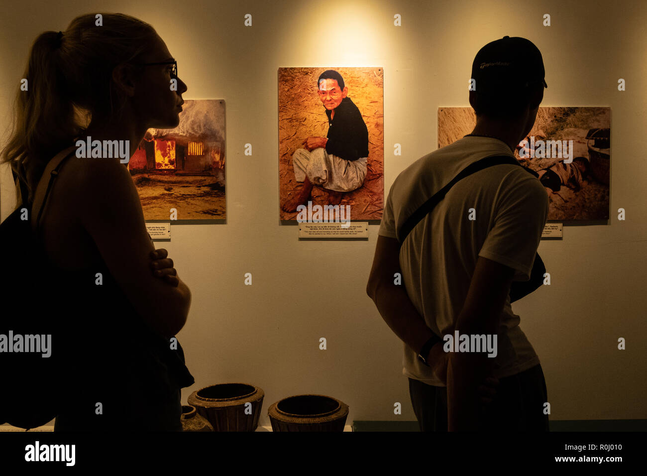 Besucher im Kriegsmuseum, Ho Chi Minh City, Vietnam. Stockfoto