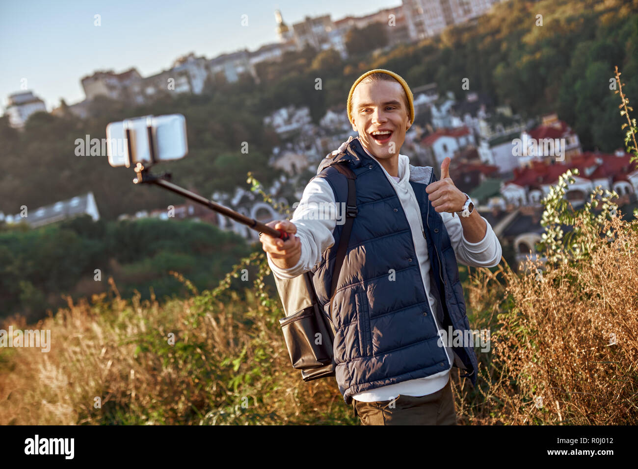 Junge touristische blogger Mann macht selfie Stockfoto