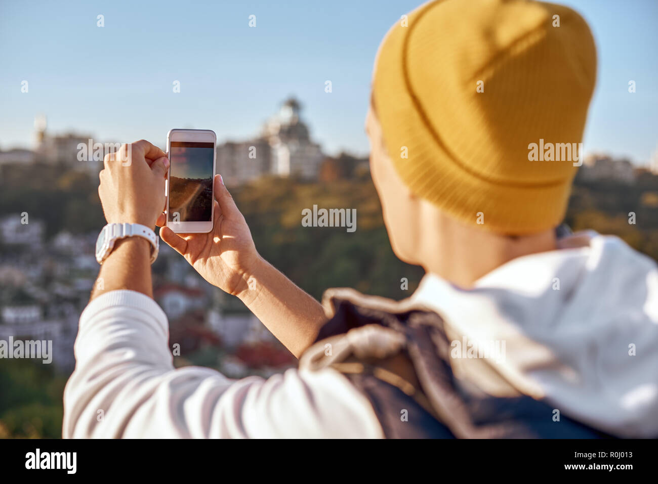 Junge touristische blogger Mann macht selfie. Nahaufnahme, Ansicht von hinten Stockfoto