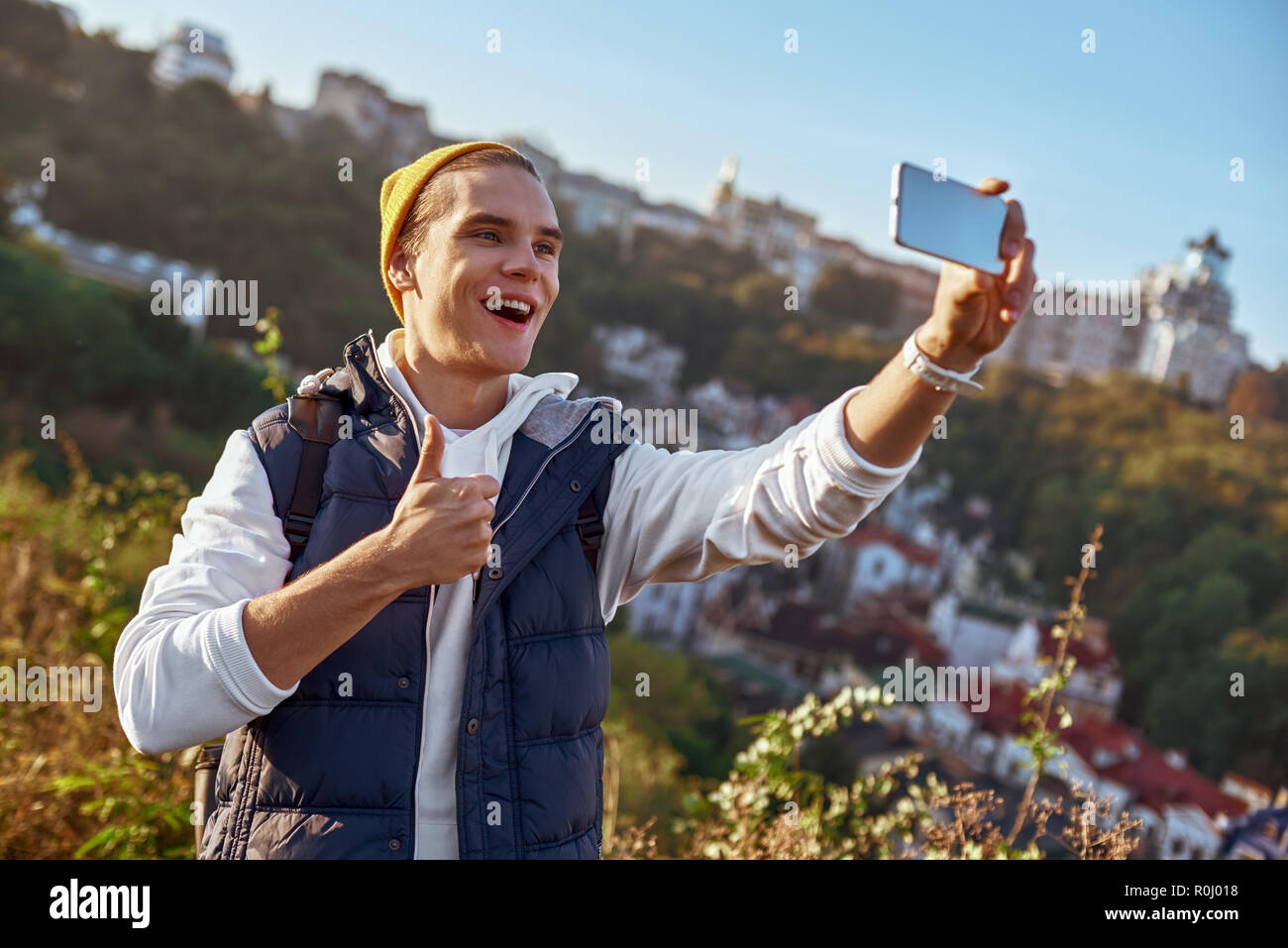 Junge touristische blogger Mann macht selfie Stockfoto