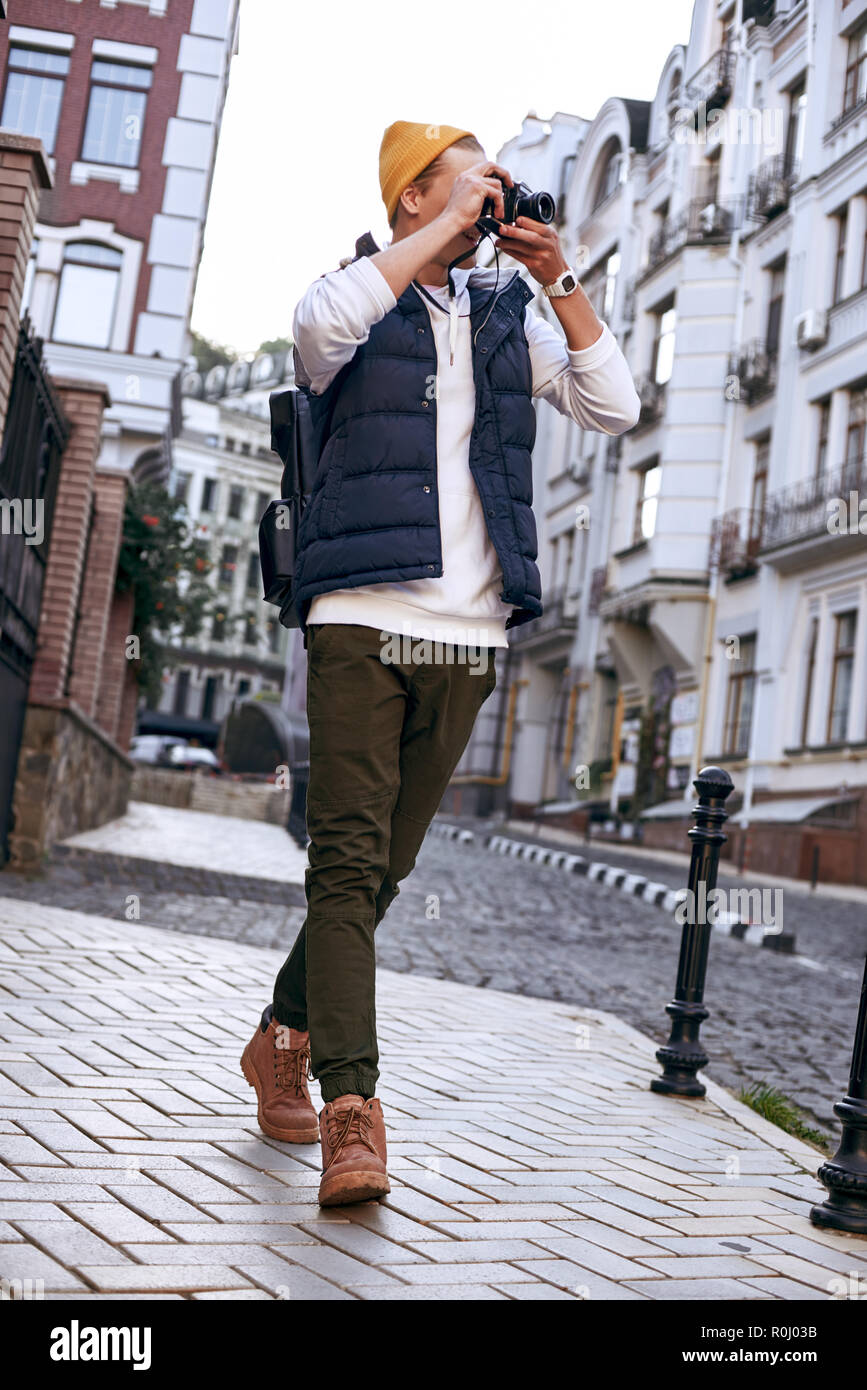 Junge touristische Blogger ist Wandern mit der Kamera in der Altstadt Stockfoto