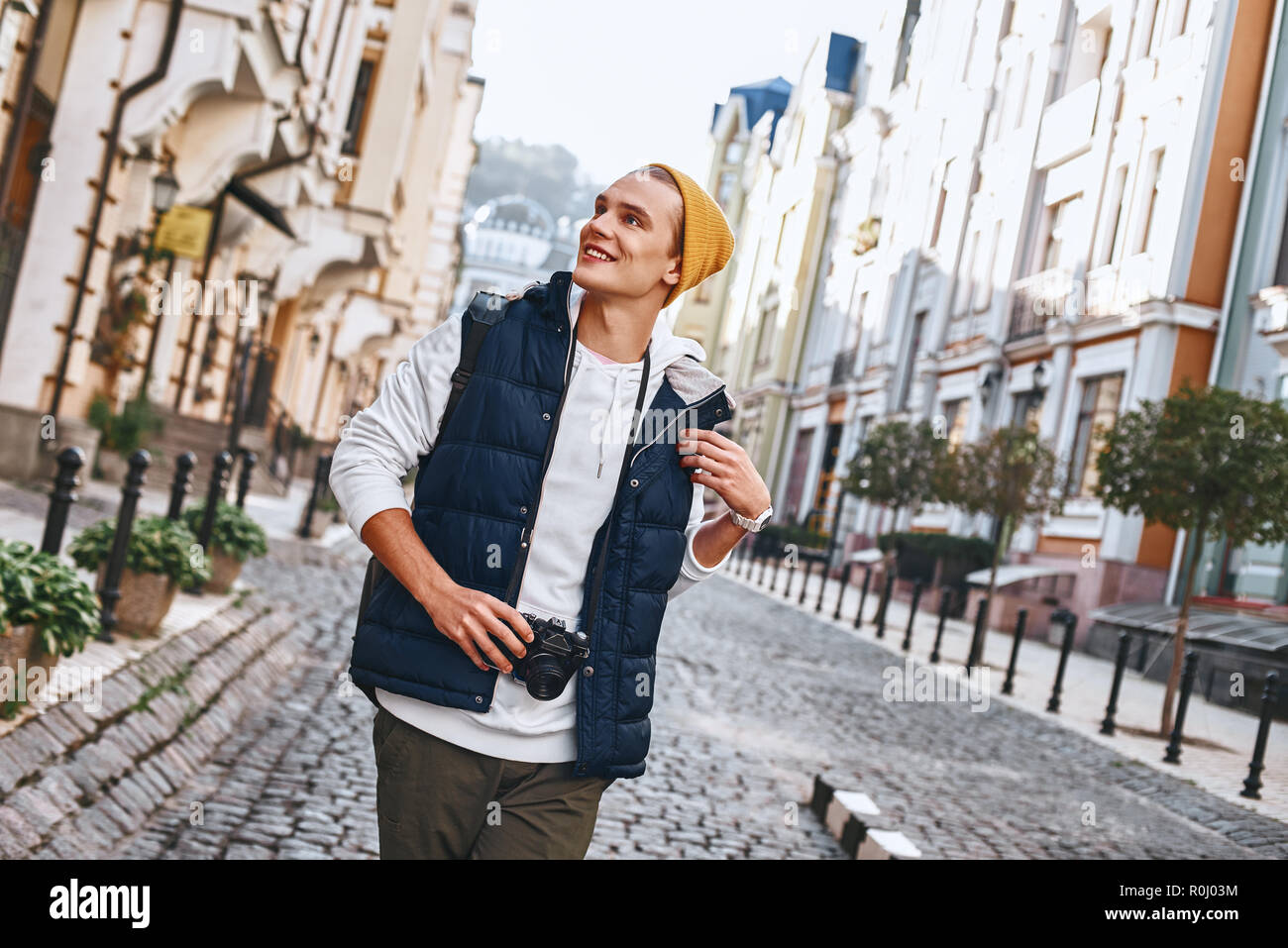 Junge touristische Blogger ist Wandern mit der Kamera in der Altstadt Stockfoto