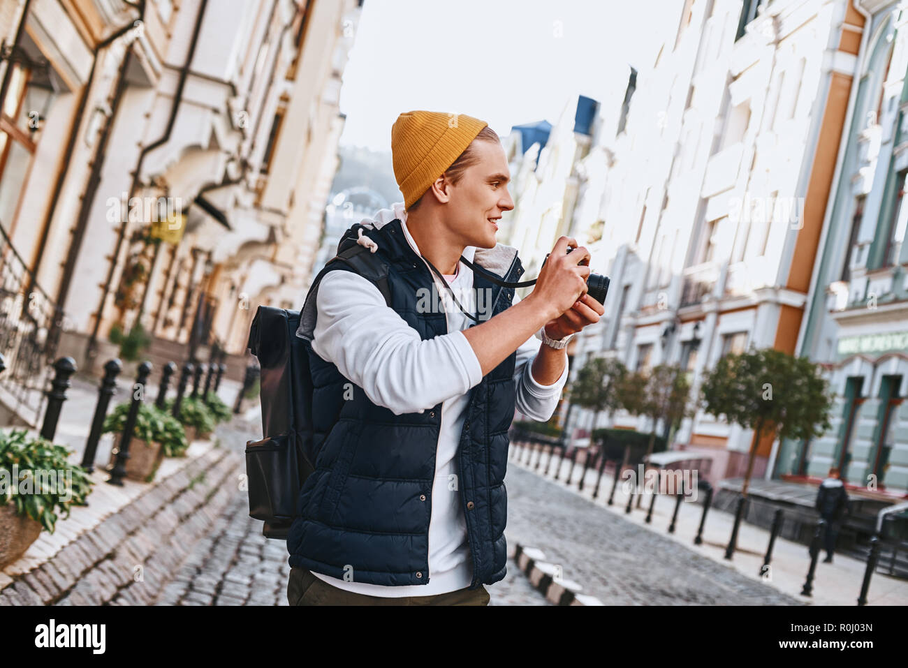 Junge touristische Blogger ist Wandern mit der Kamera in der Altstadt Stockfoto