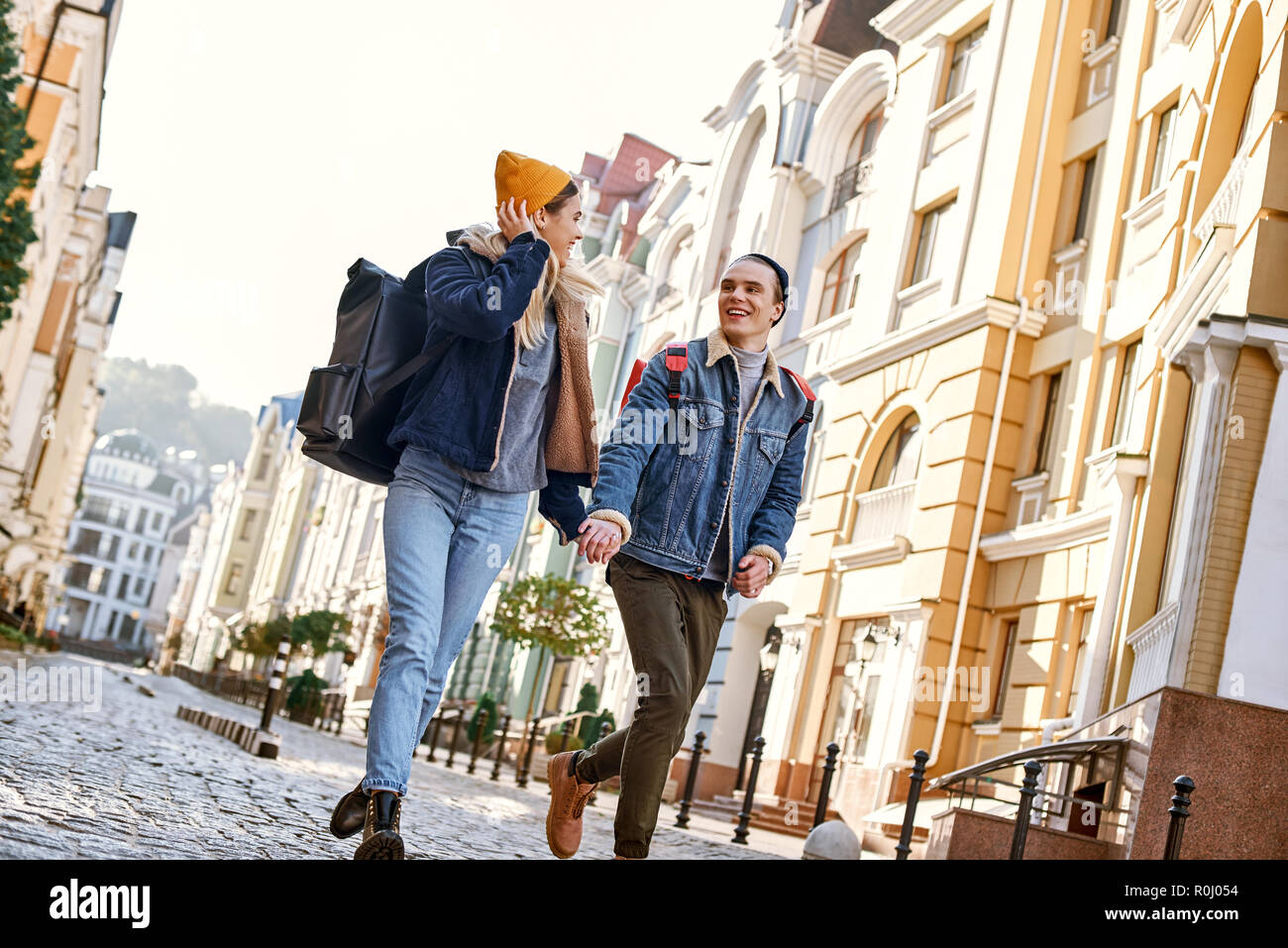 Junge paar Travel Blogger sind zu Fuß rund um die Altstadt Stockfoto