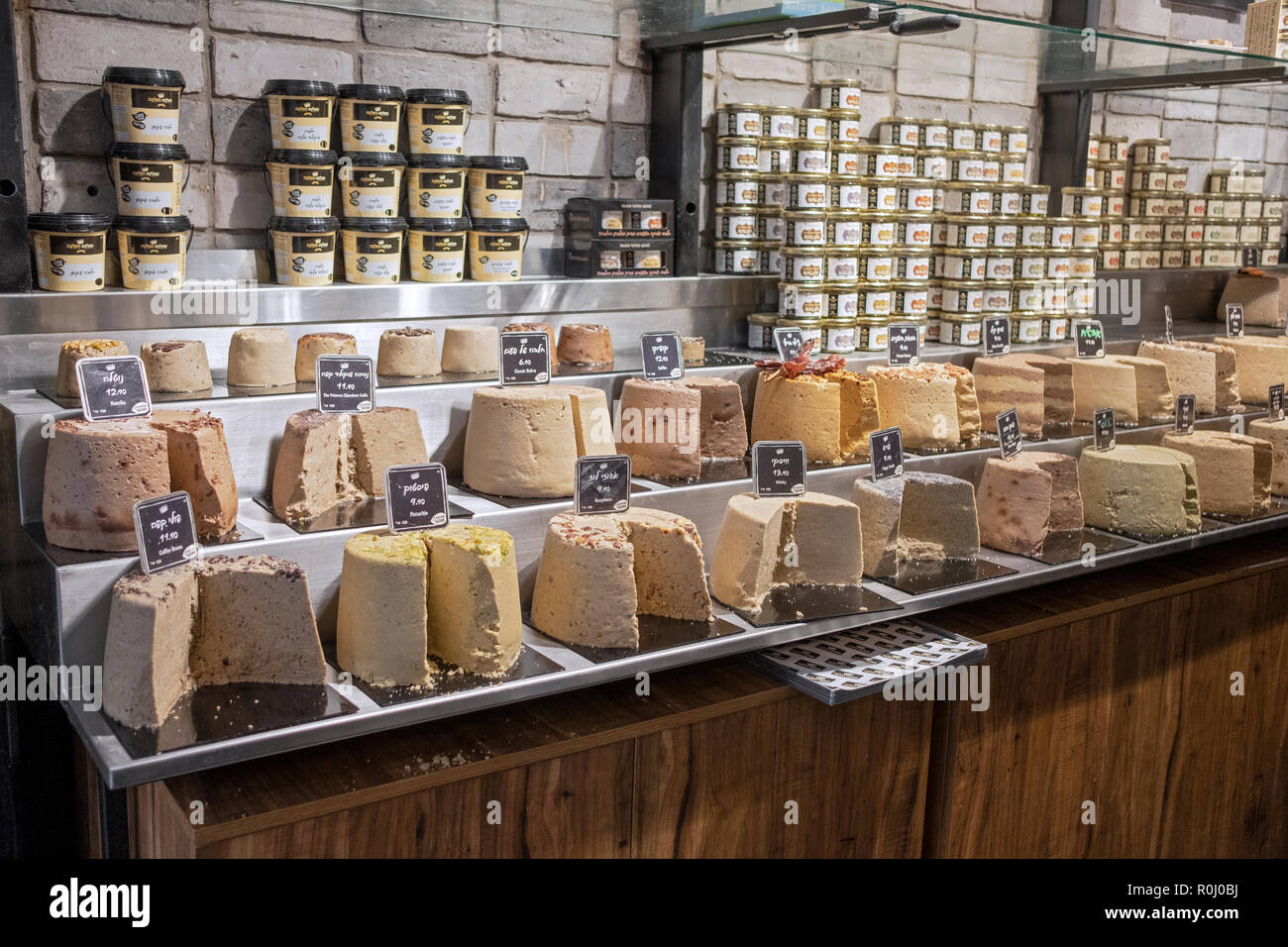 Sorten von halvah für Verkauf an den Halavah Königreich im sarona Markt in Tel Aviv, Israel. Stockfoto