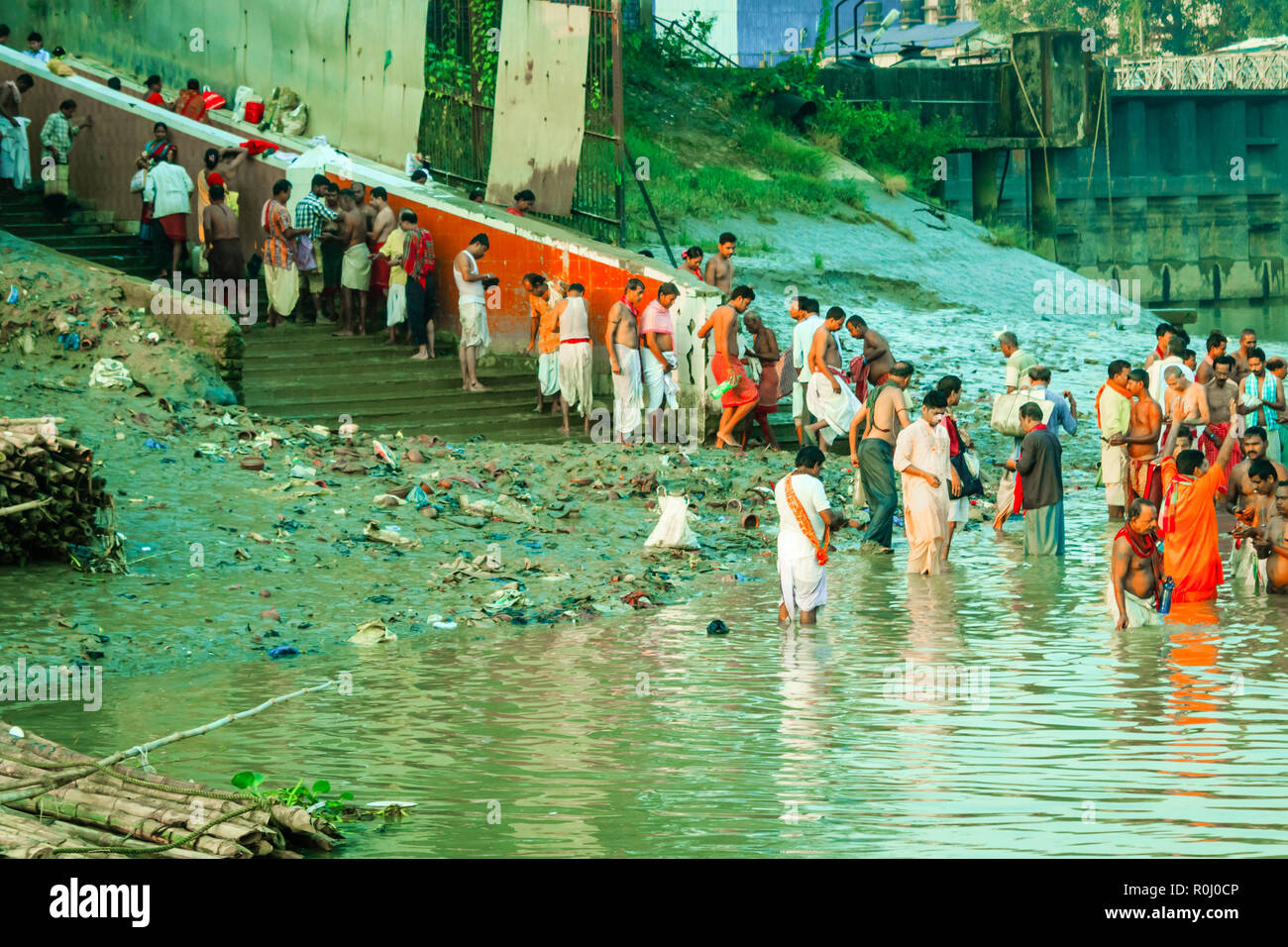 KOLKATA, Indien - Januar 14, 2016: Indien Familie in der Badewanne auf dem Wasser von Ganga während der Kumbh Mela. Ganga Wasser auch nicht zum Baden geeignet, viele Stockfoto