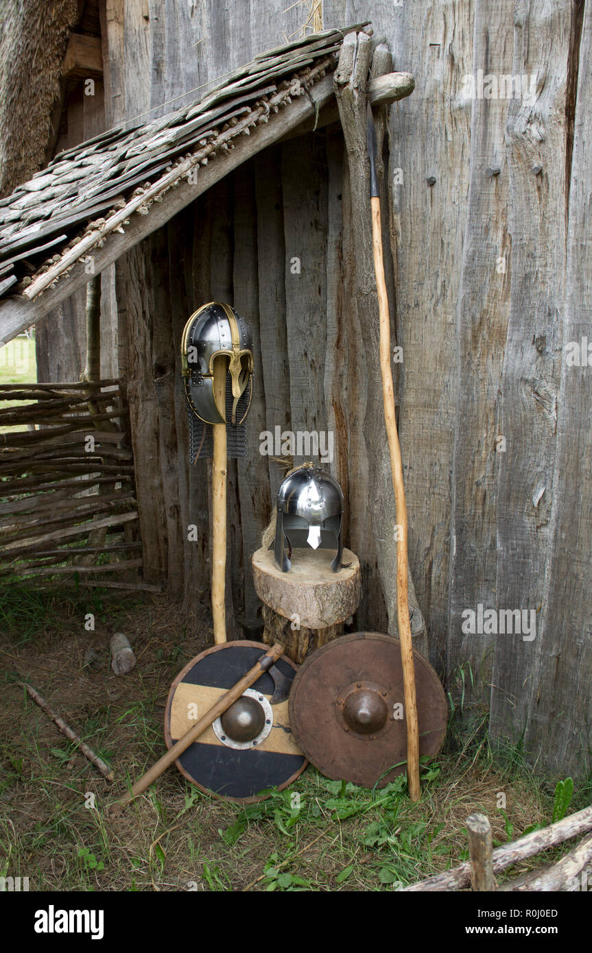 Eine Anzeige der Frühen mittelalterlichen Angelsächsischen Waffen und Rüstungen. Stockfoto