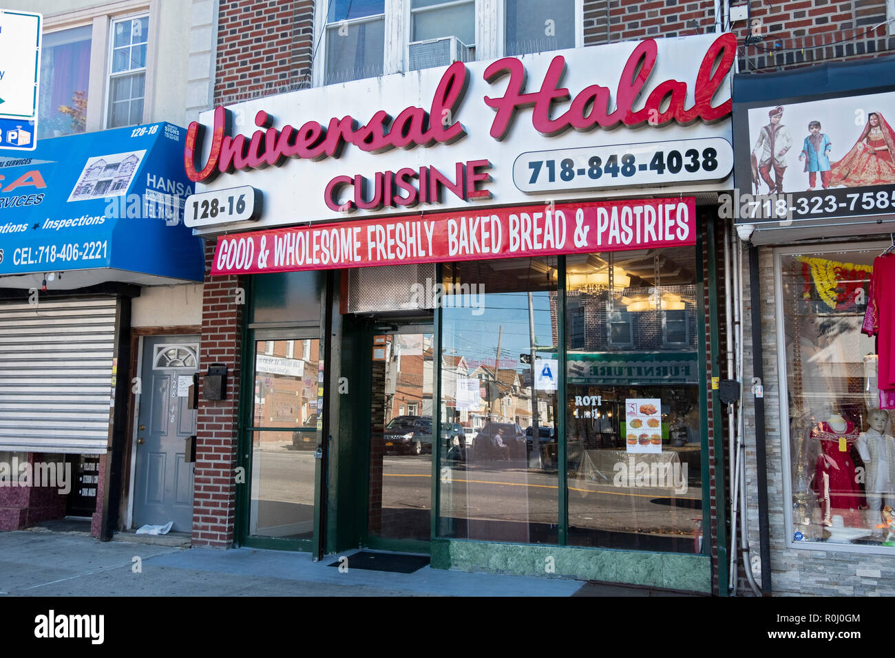Das Äußere des universellen Halal Gerichte, eine Bäckerei und ein Restaurant auf Freiheit Ave, in Richmond Hill, Queens, New York Stockfoto