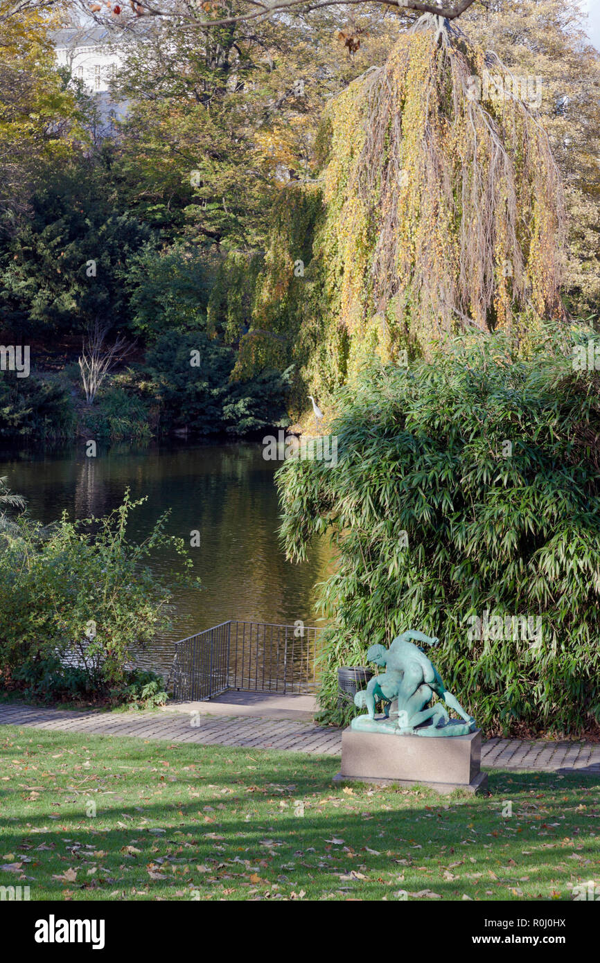 Ørstedsparken, ørsted's Park, ein öffentlicher Park im Zentrum von Kopenhagen. Die Ringer, Kopie der antiken Statue. See, Bäume im Herbst Farben. Fischreiher. Stockfoto