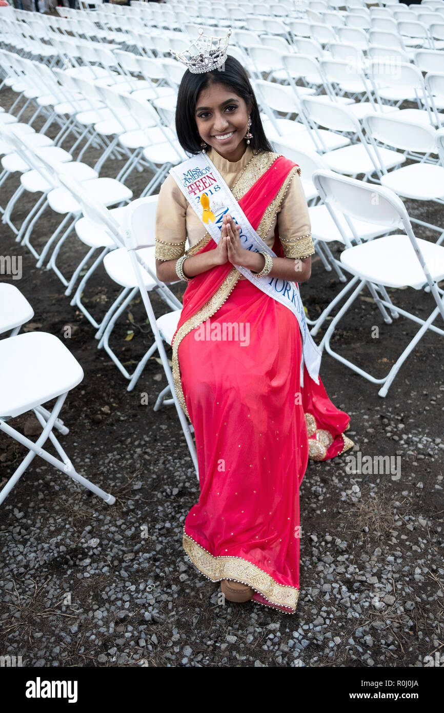 Stellen Portrait von Cayla Kumar, hervorragende jugendlich Miss New Yorks. An die 2018 Diwali Feier in Richmond Hill, Queens, New York. Stockfoto