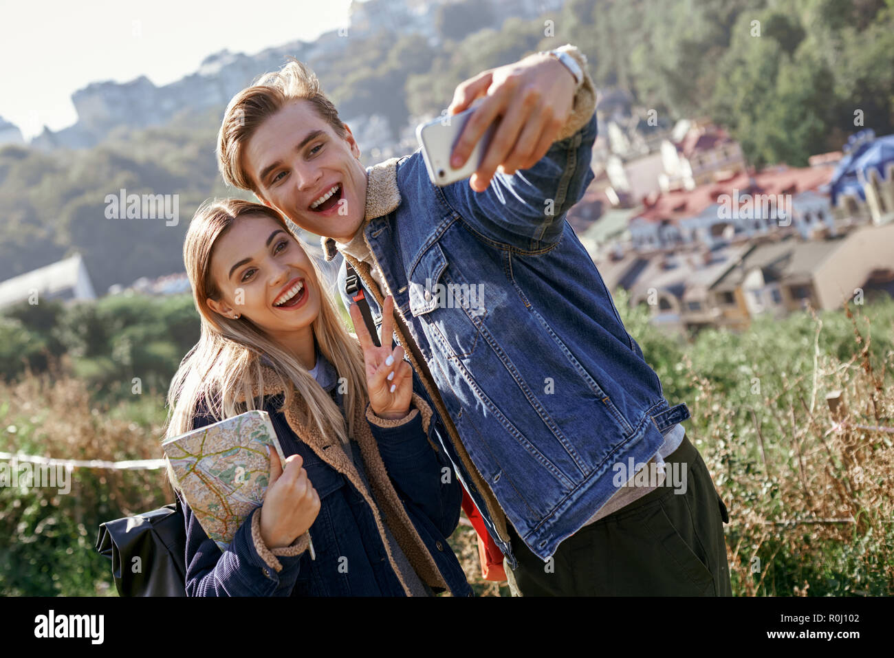 Glückliches junges paar Touristen nimmt Selfie portrait auf europäischen Land Stockfoto