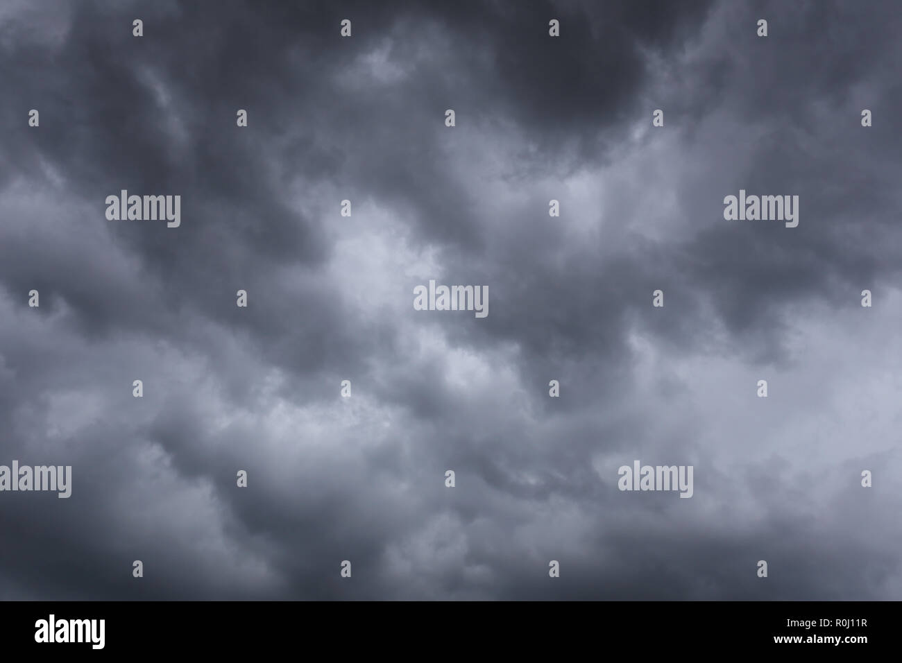 Regen Sie Wolken am Himmel im Konzept der Klima, schlechte Wetter des Tages bilden. Stockfoto