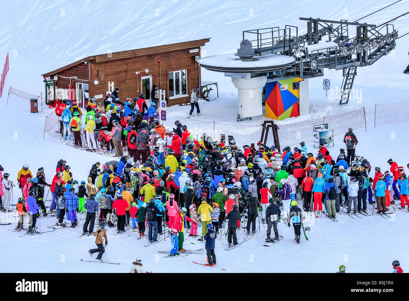 Sotschi, Russland - Januar 7, 2018: Massen von Skifahrern und Snowboardern Warteschlange durch Stuhl Skilift von Gorki Gorod Mountain Ski Resort im Winter Tag Stockfoto